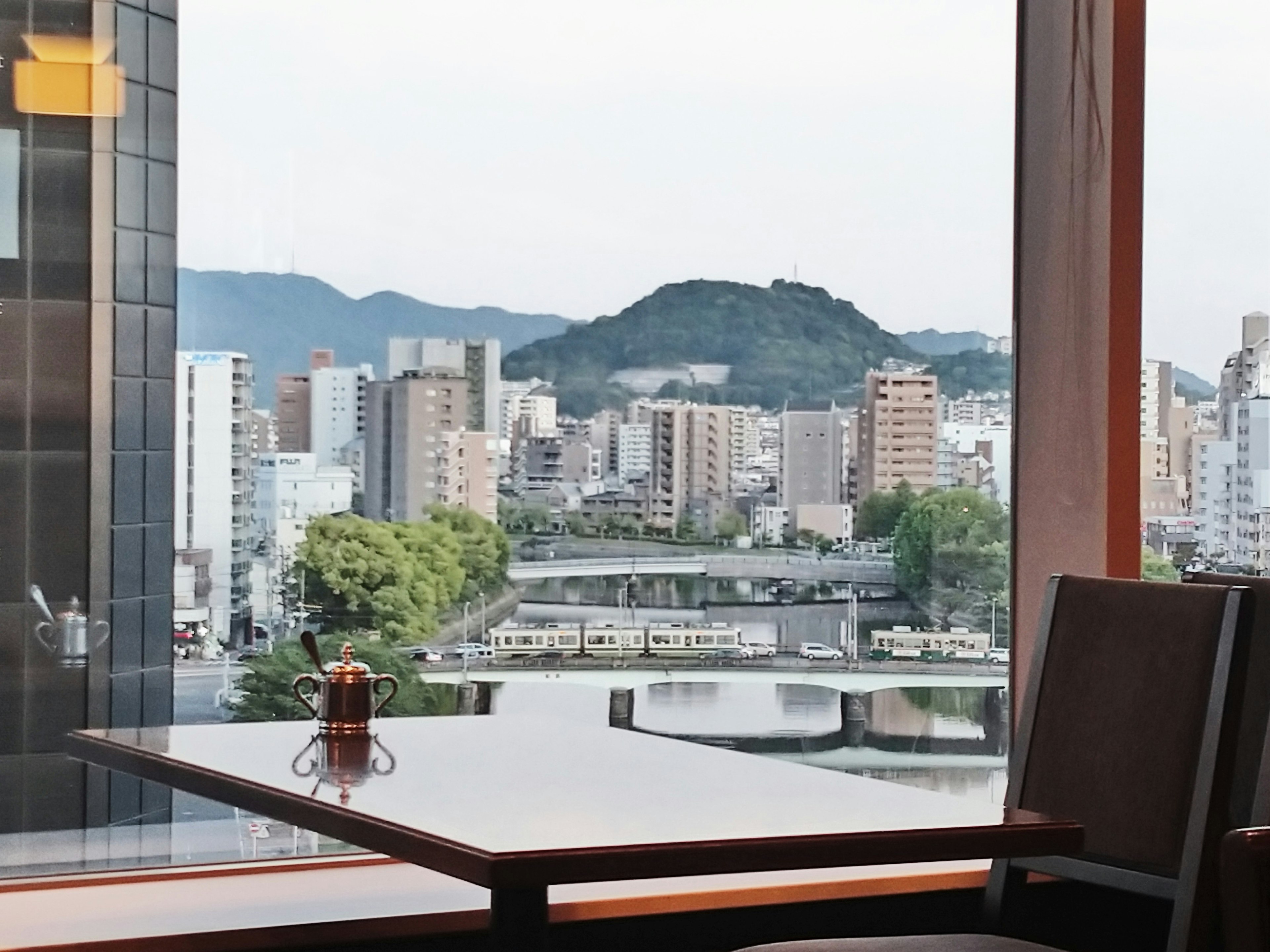 窓から見える都市の風景と山の景色