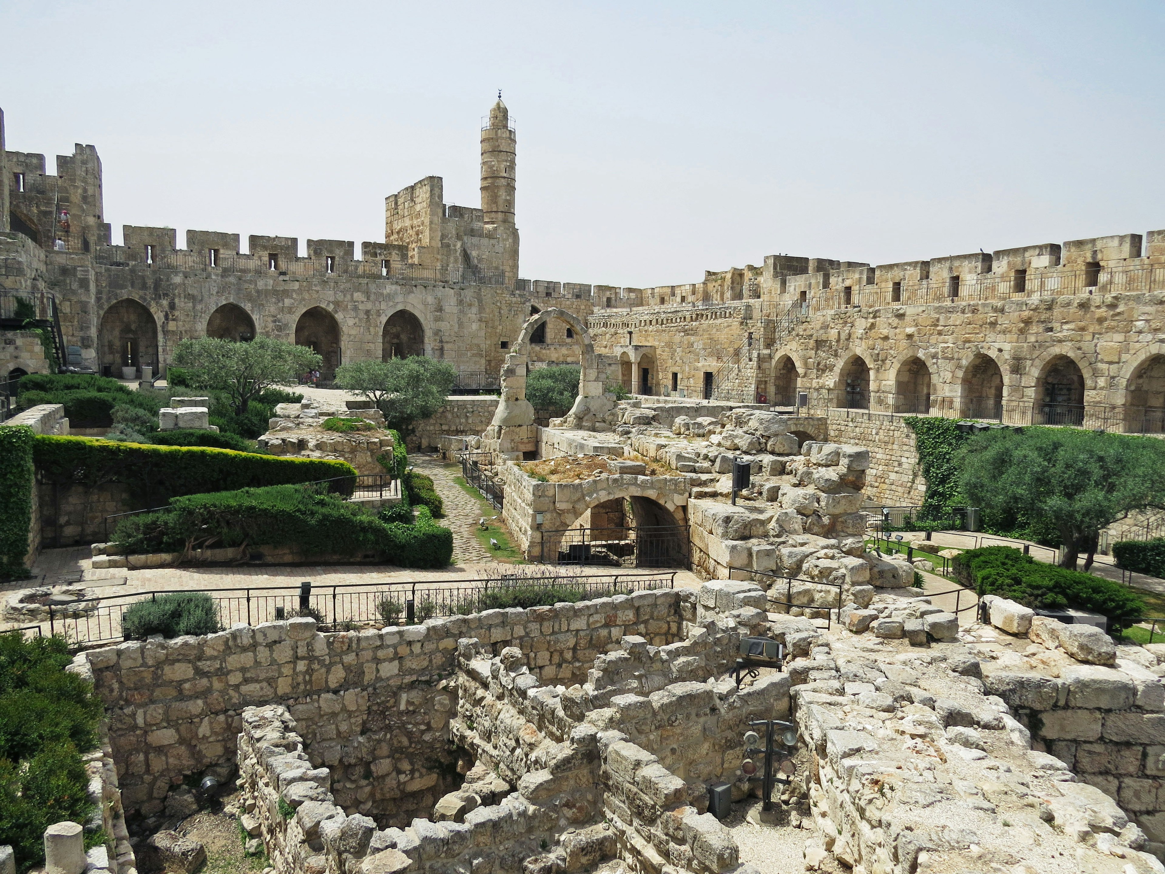 Paysage avec des ruines anciennes et des jardins luxuriants