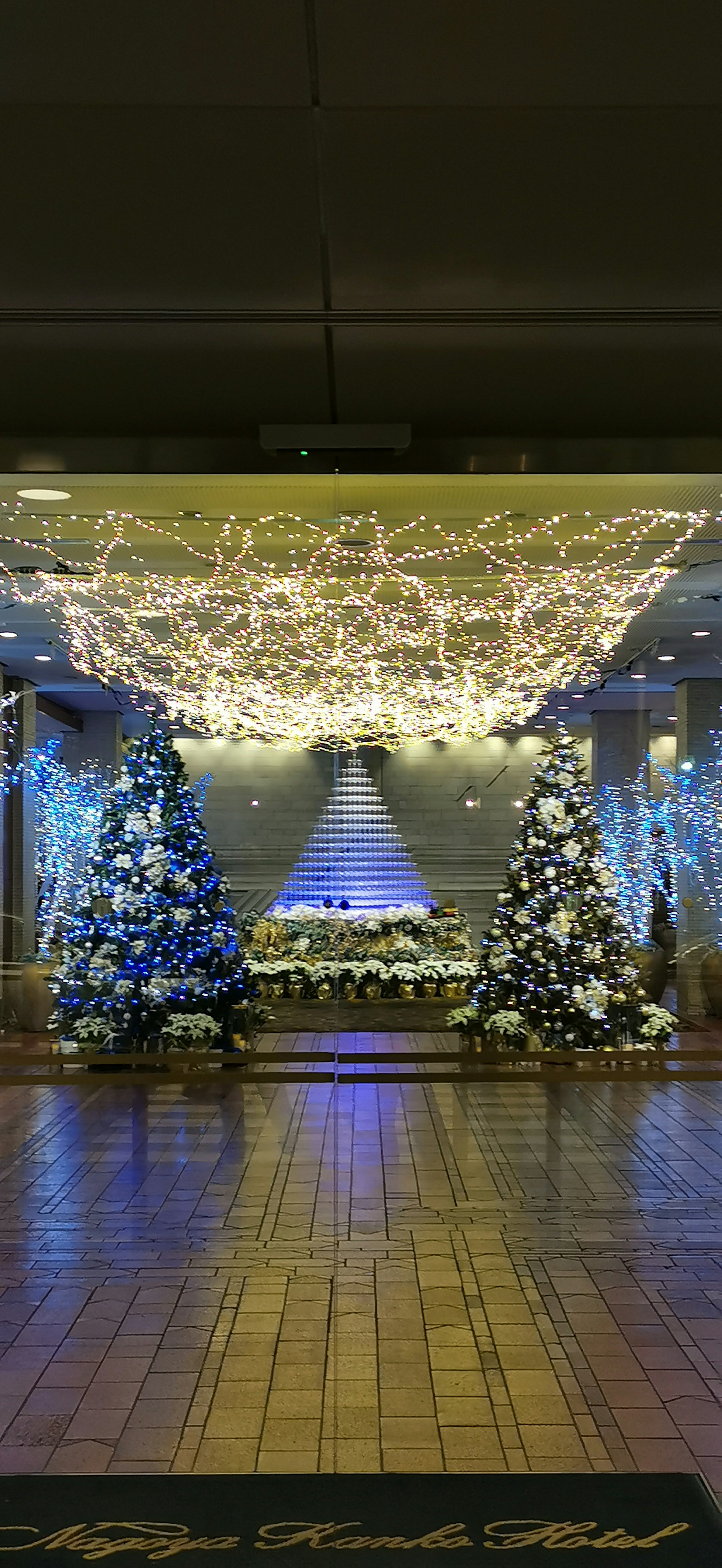 Habitación decorada para Navidad con luces brillantes y árboles