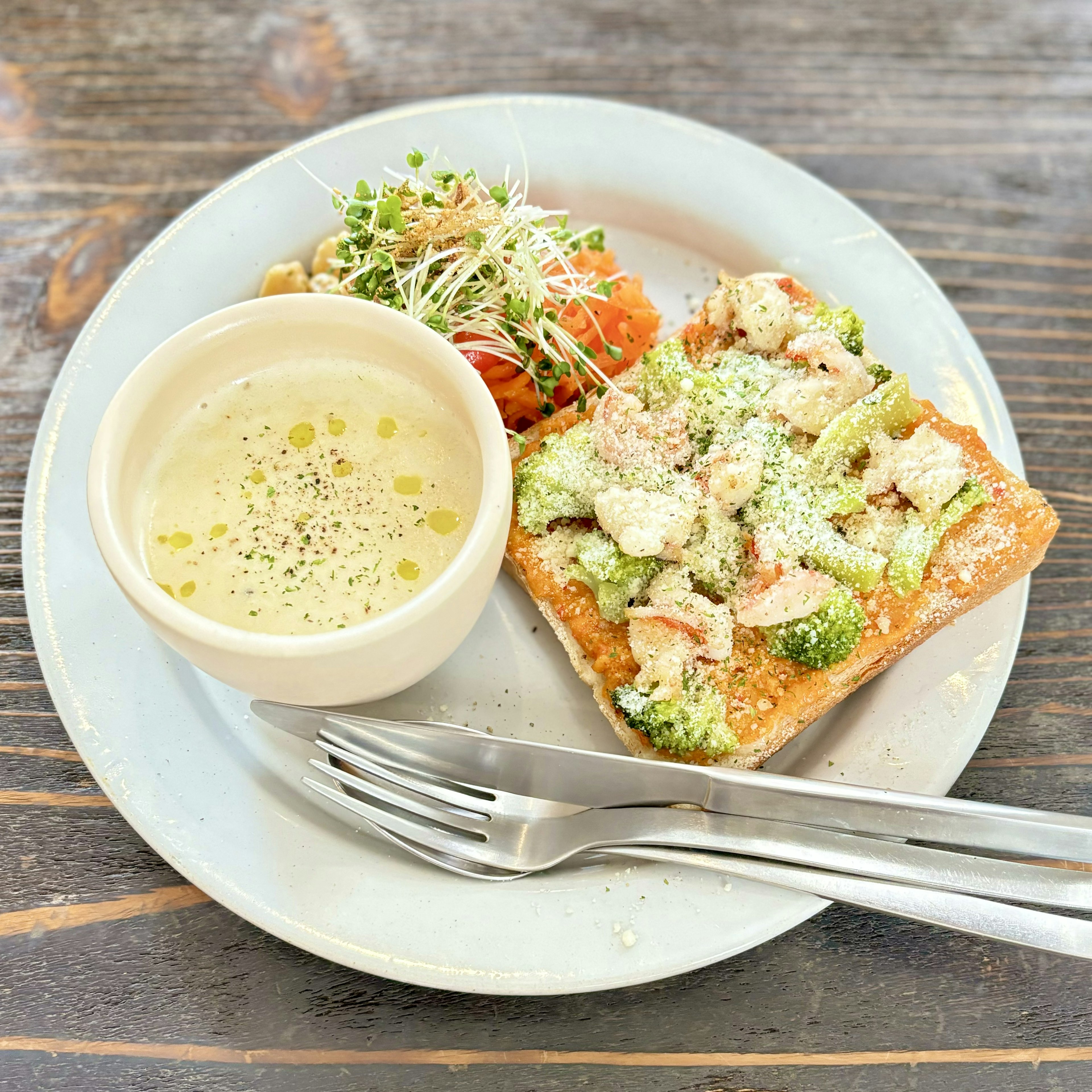 Una deliziosa bruschetta con verdure e pollo su un piatto