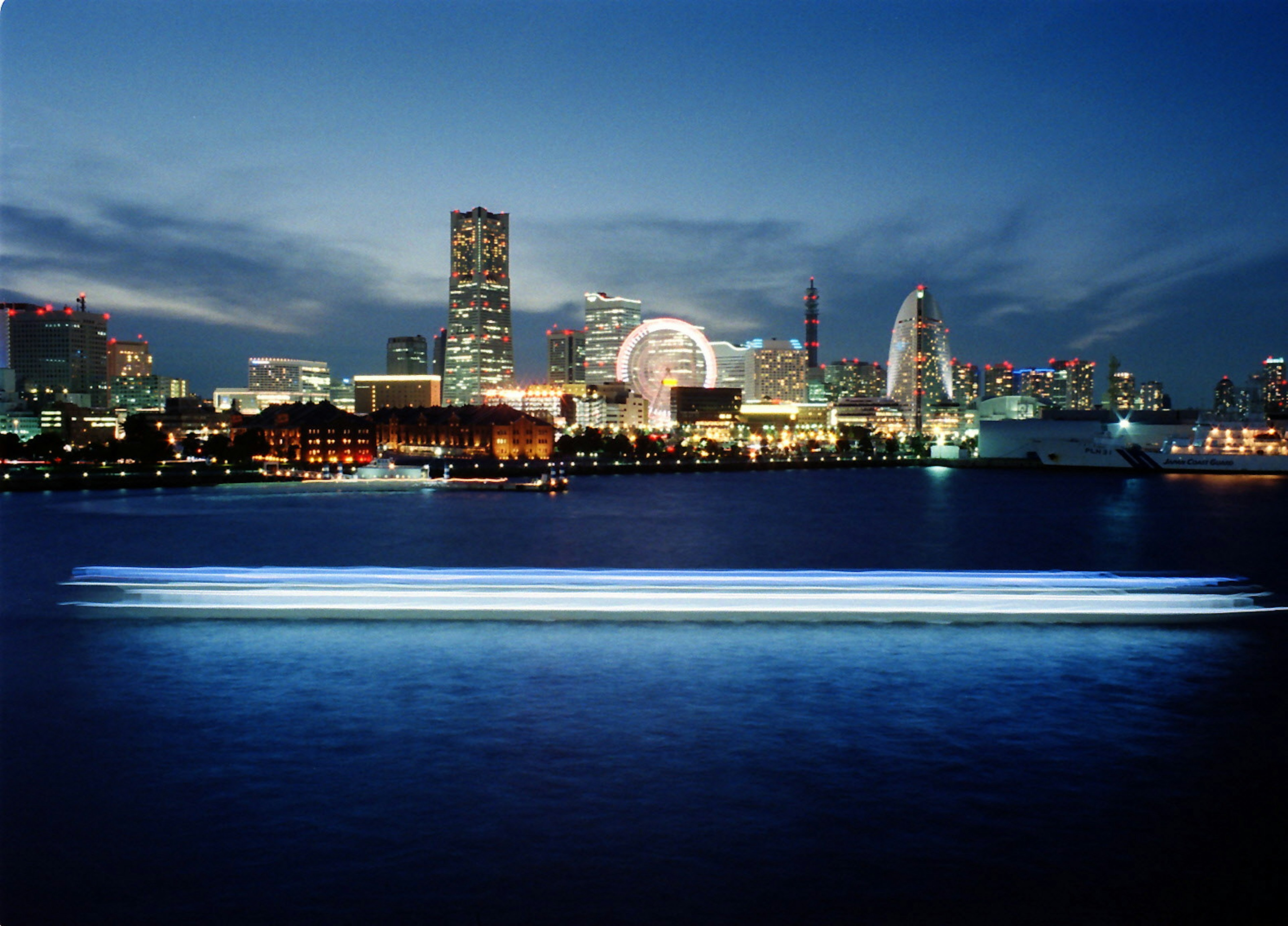 Vue nocturne de la ligne d'horizon de Yokohama avec le front de mer et des bâtiments illuminés