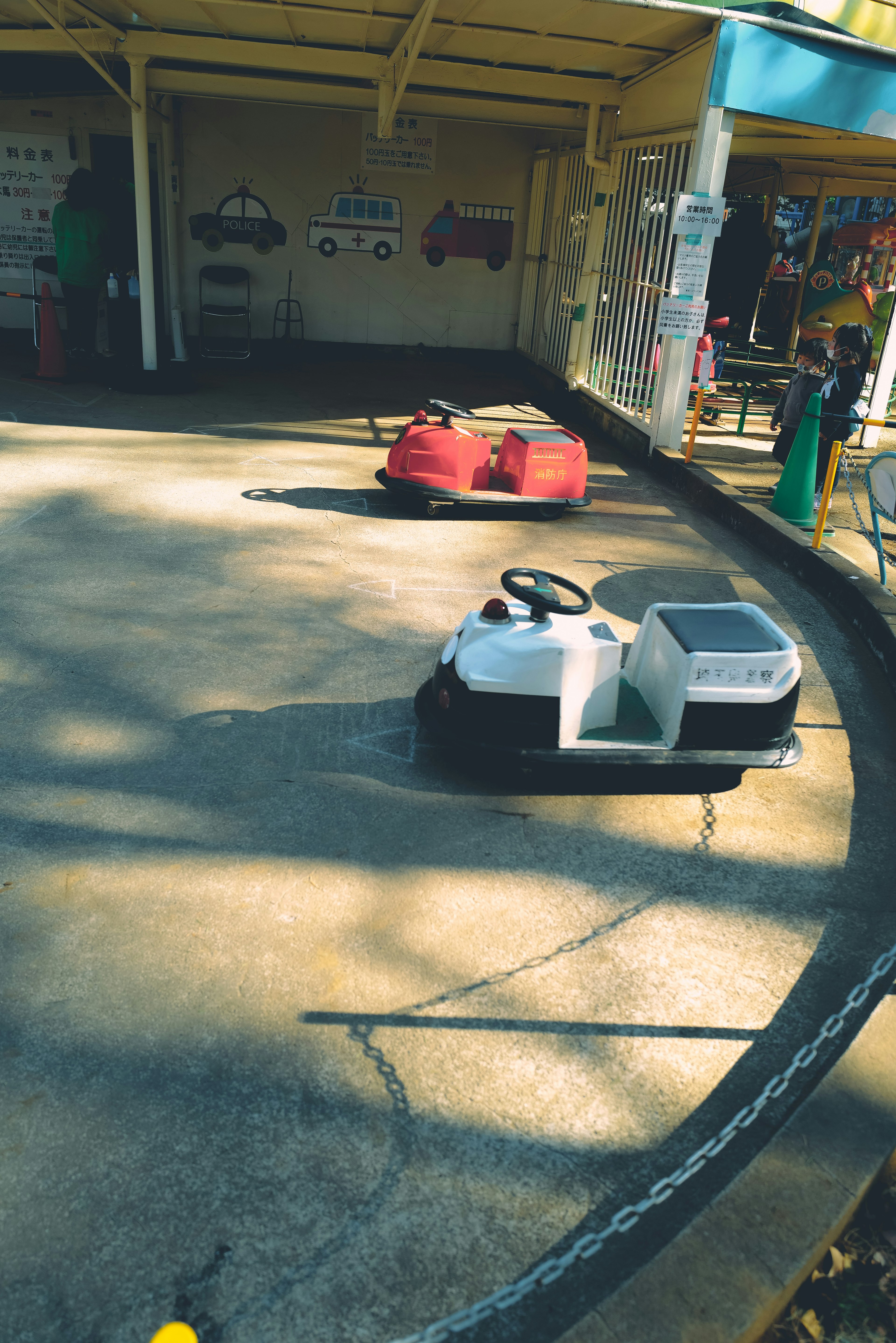 Go-karts esperando en una pista de un parque de atracciones