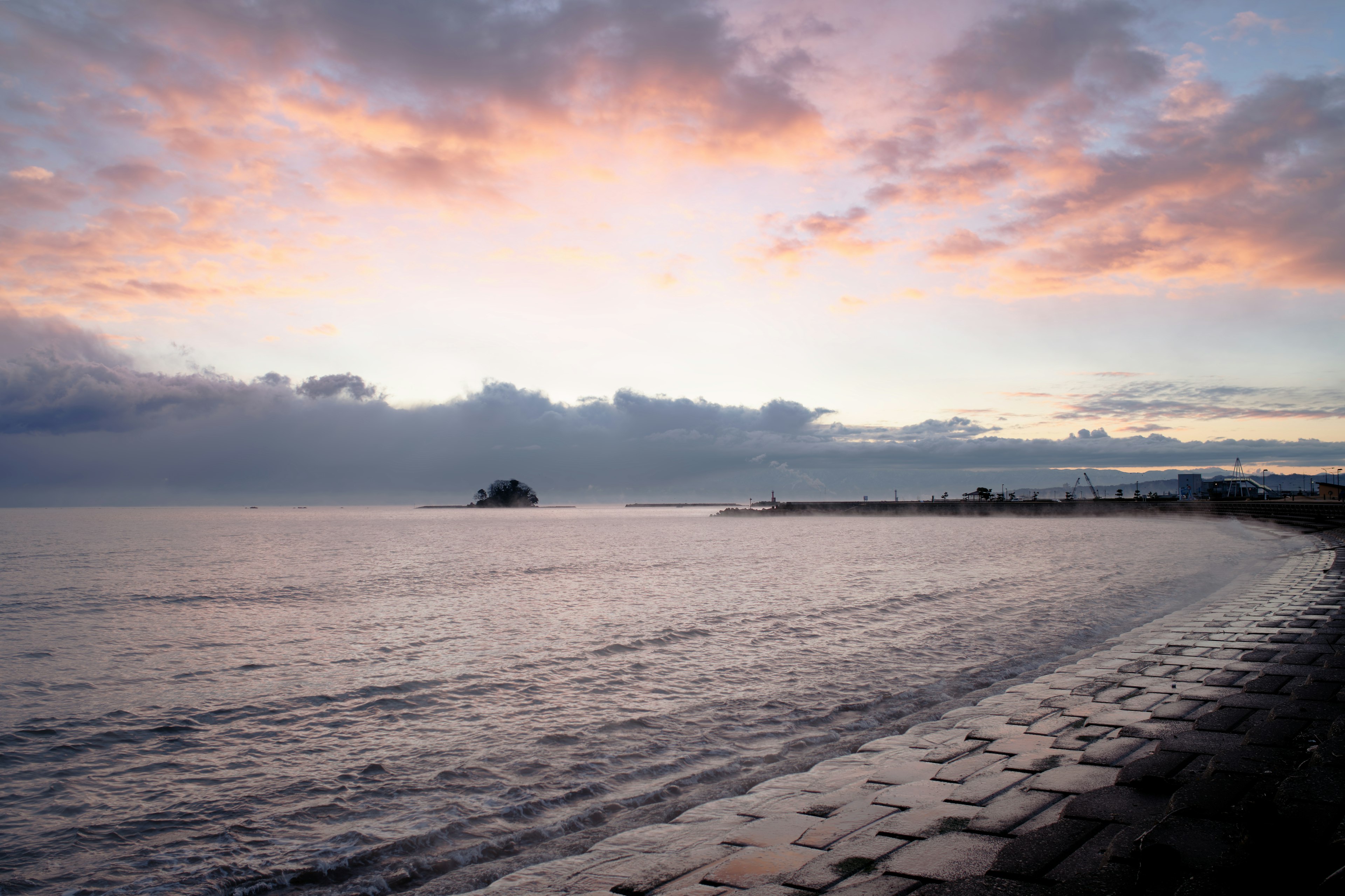 Mare calmo con bellissimo paesaggio al tramonto