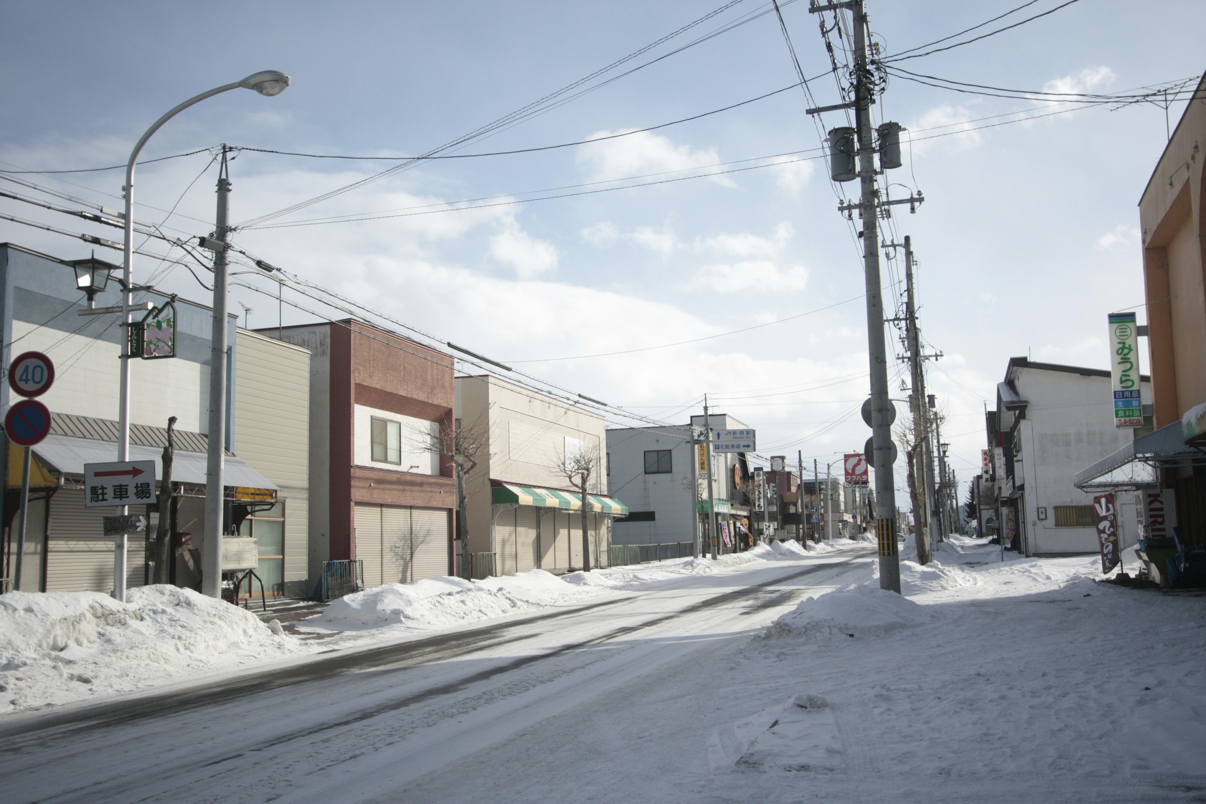 Ruhige Straße, bedeckt mit Schnee und blauem Himmel