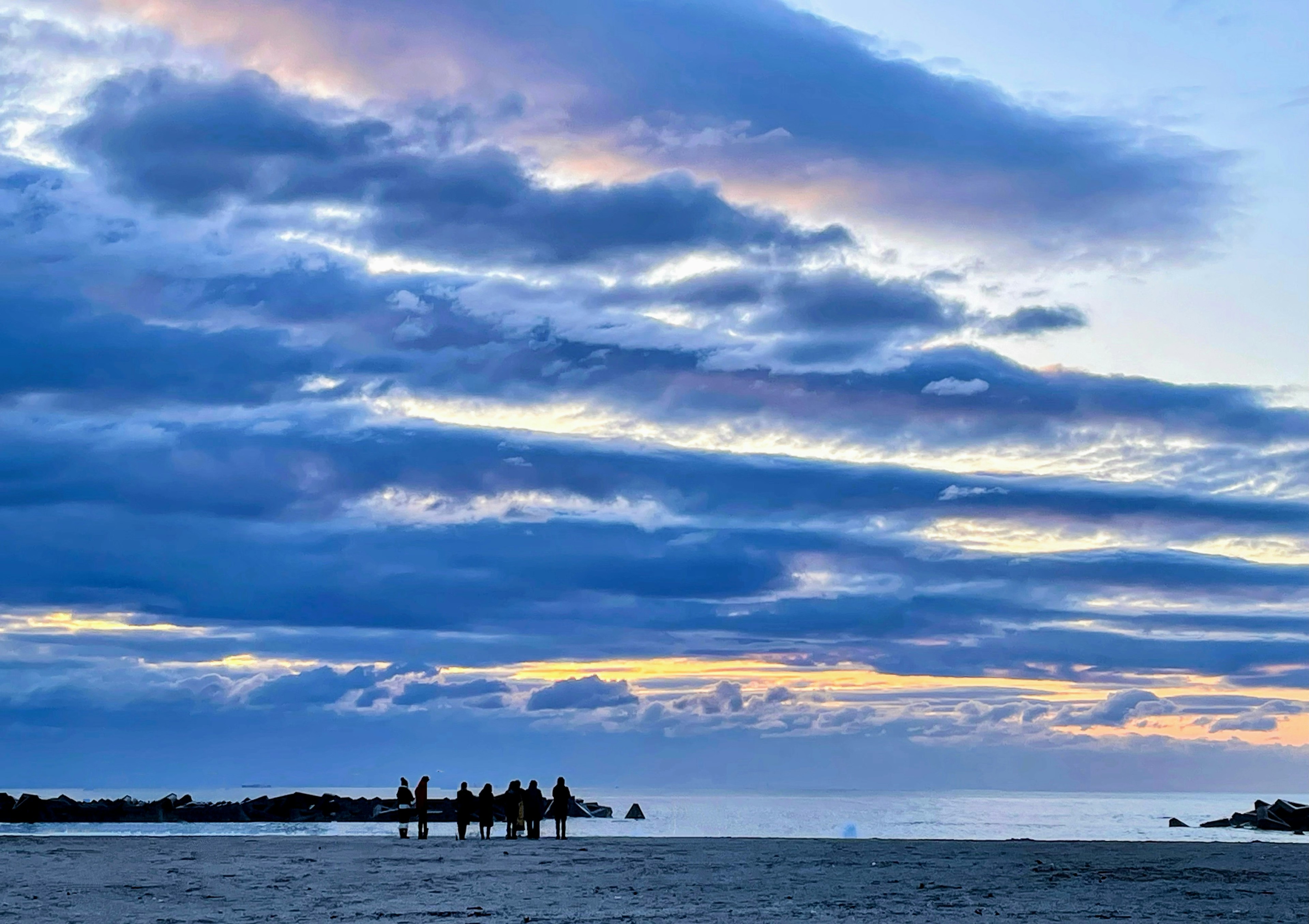 Silhouette d'îles contre un océan bleu et un ciel de coucher de soleil