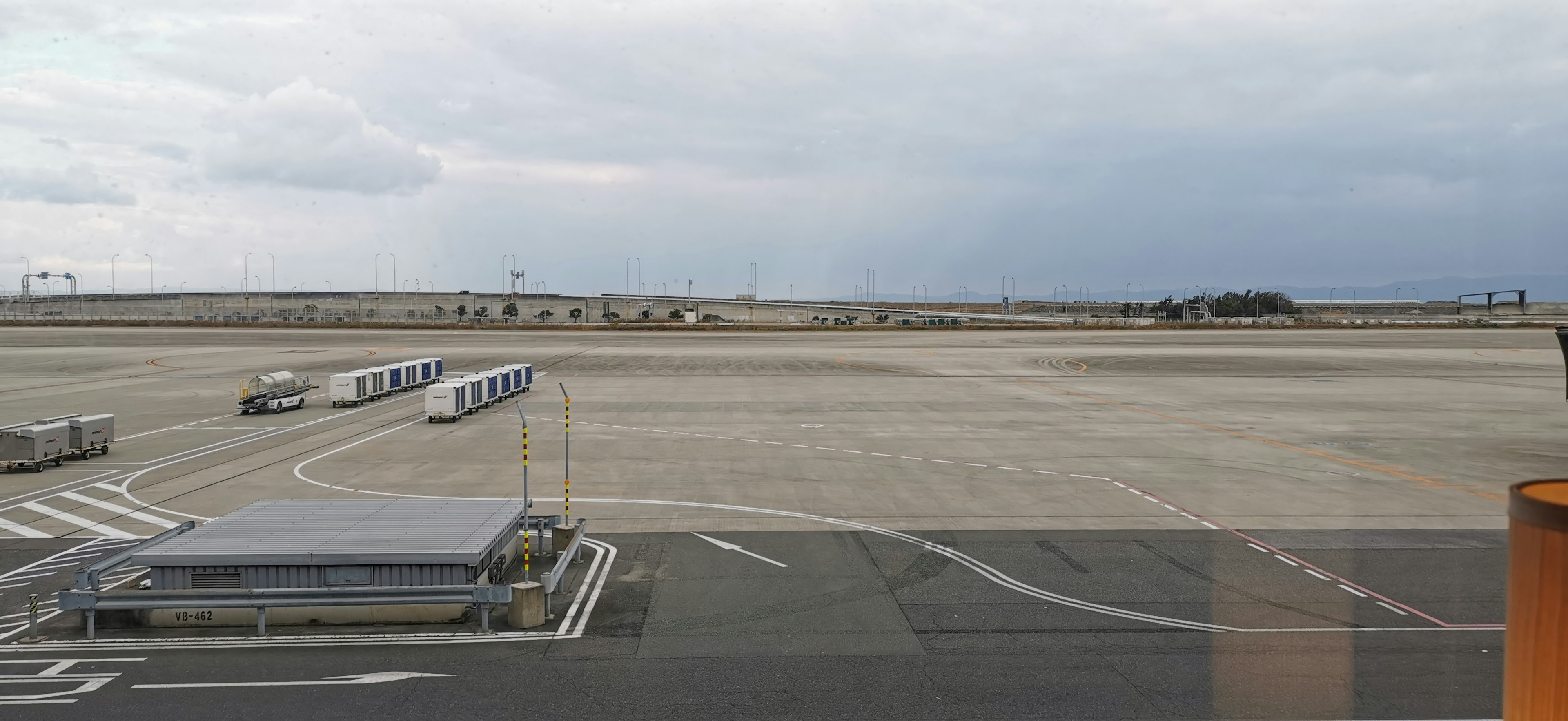 Imagen que muestra una pista de aeropuerto y el exterior de una terminal