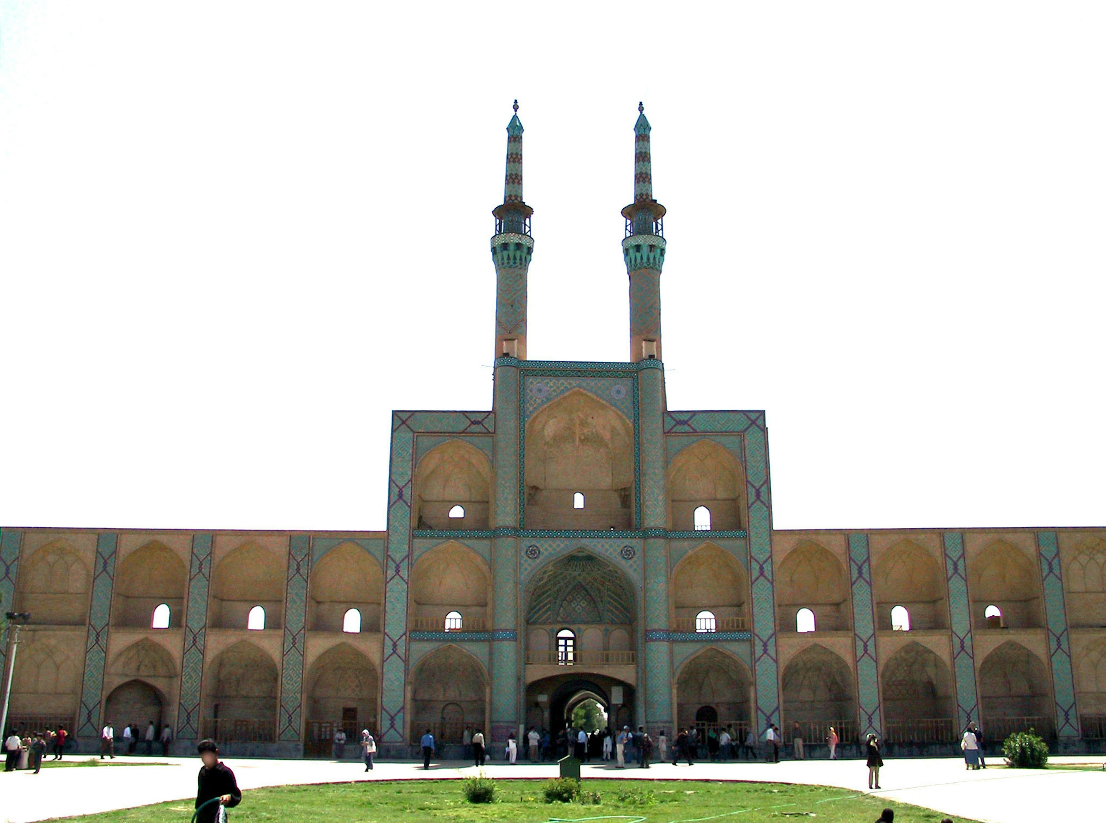 Vista mozzafiato di una moschea con alti minareti e architettura intricata