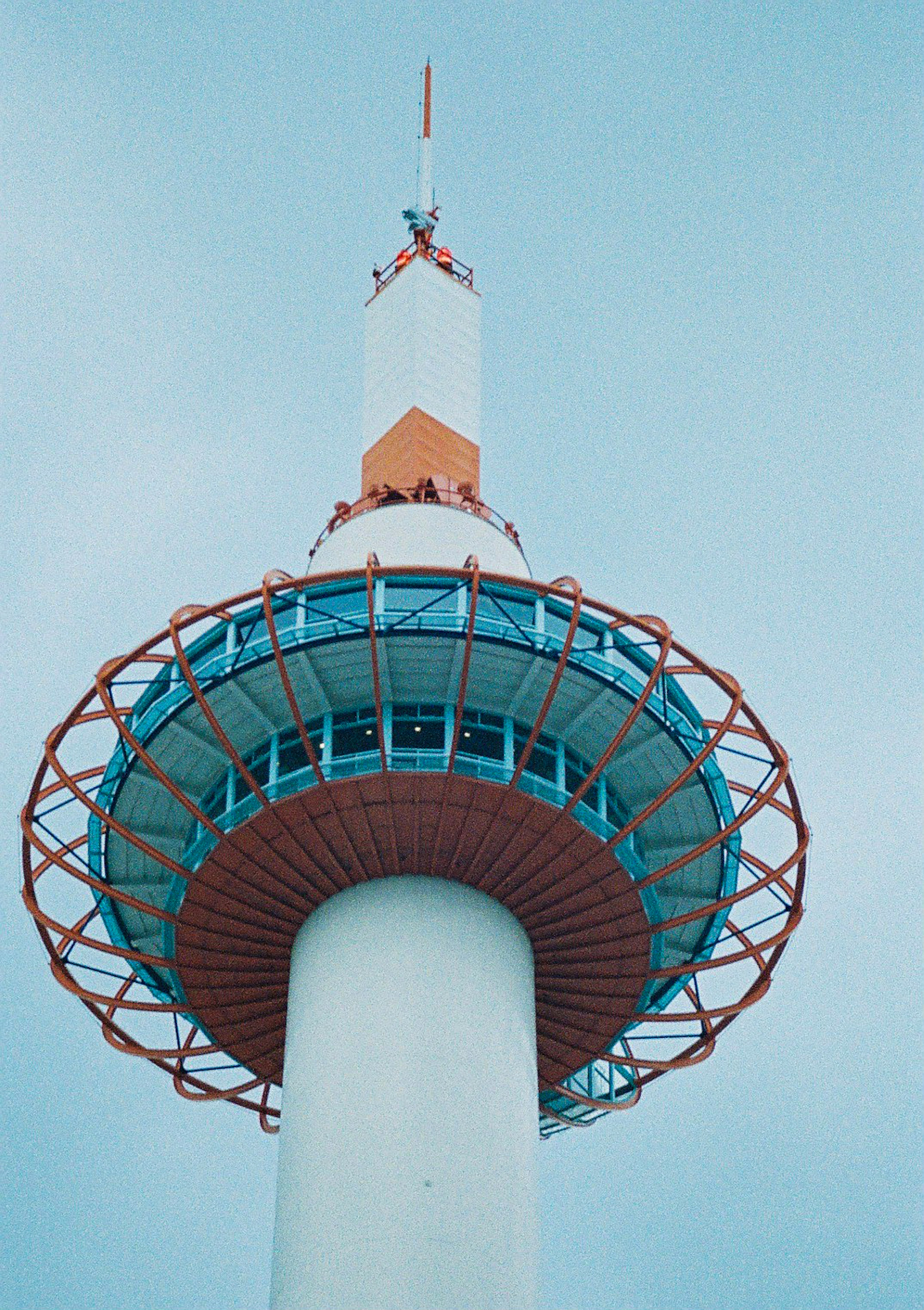 Torre alta con una plataforma de observación y un diseño distintivo contra un cielo azul