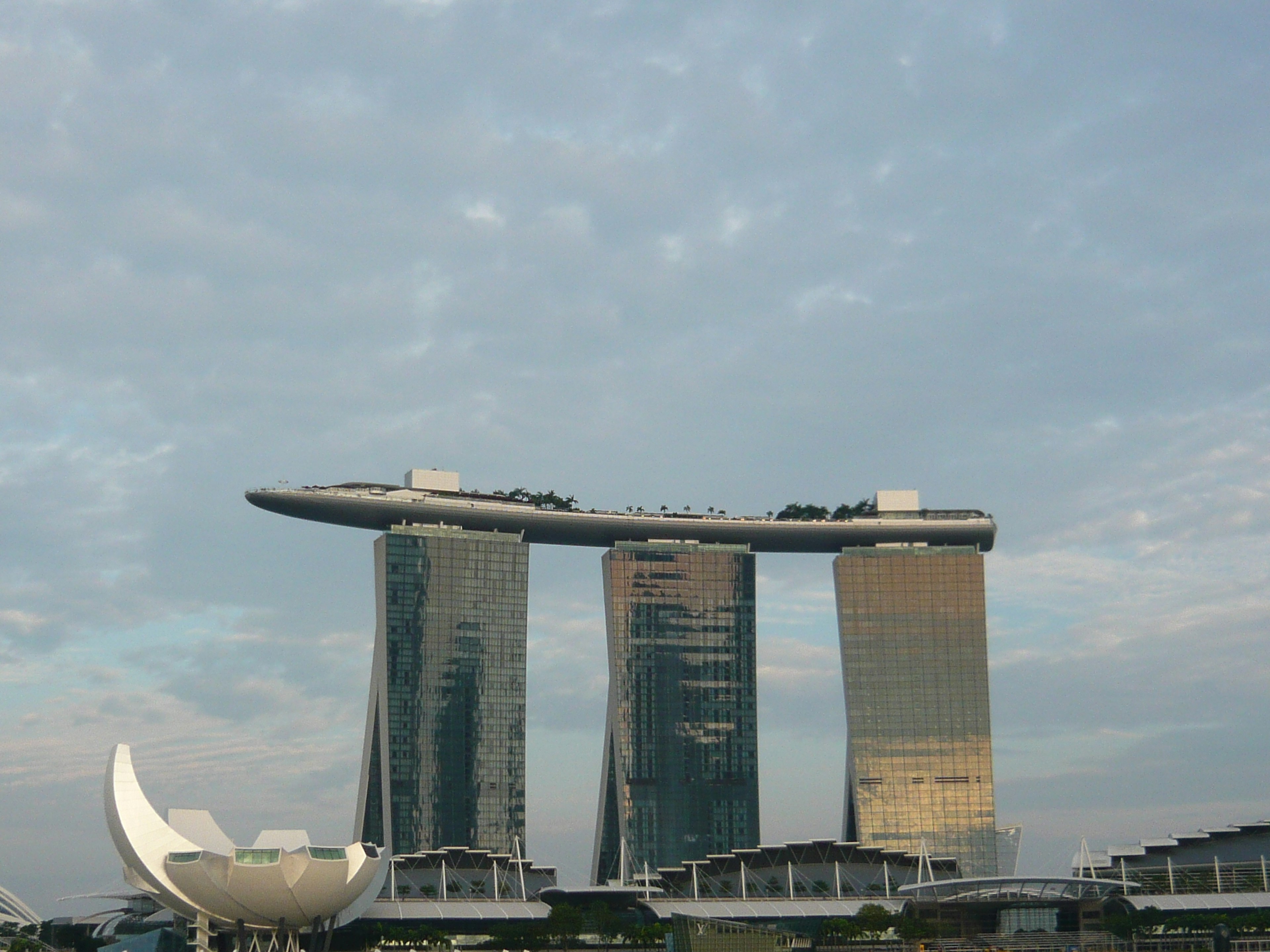 Architettura iconica di Marina Bay Sands con cielo nuvoloso