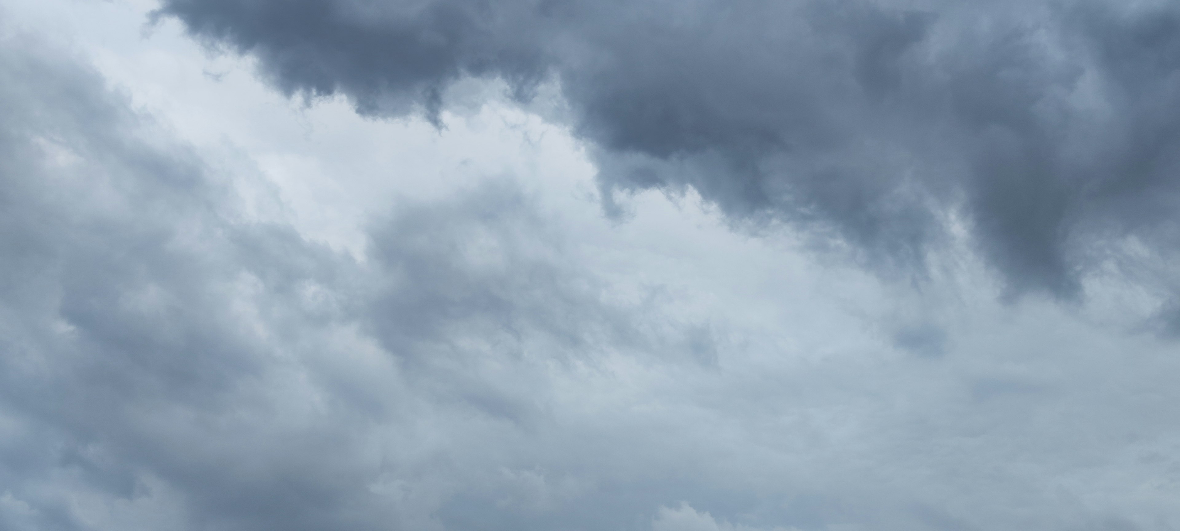 Langit mendung dengan awan abu-abu memenuhi pemandangan