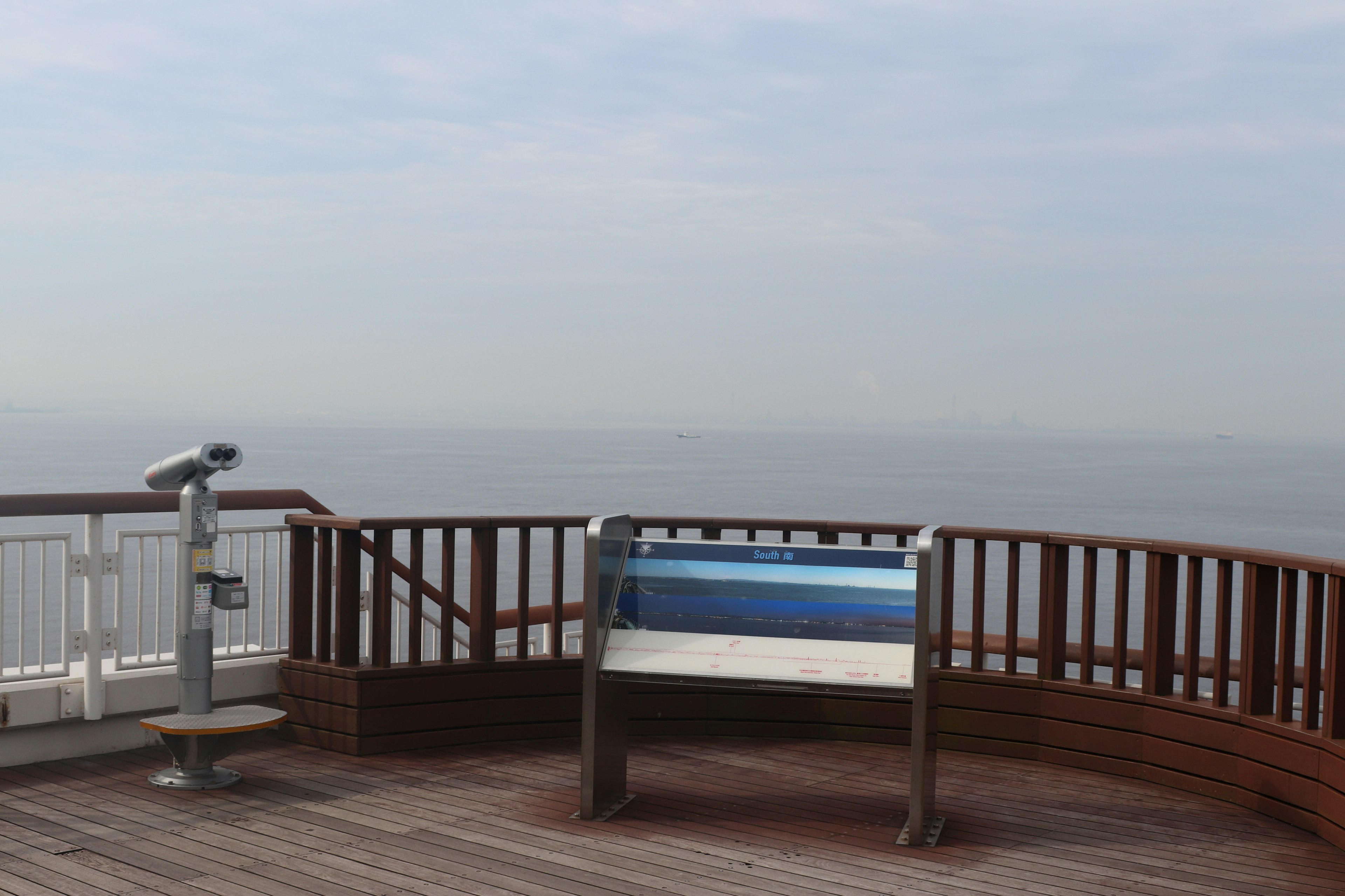 Vue d'une terrasse panoramique sur l'océan avec un télescope