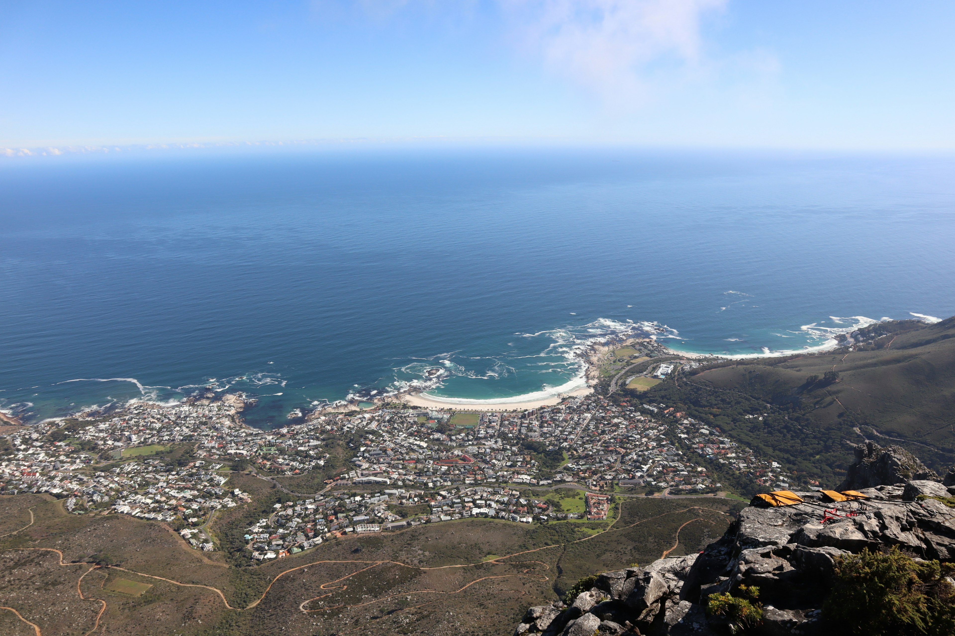 Vista panoramica dell'oceano e della città dalla Table Mountain