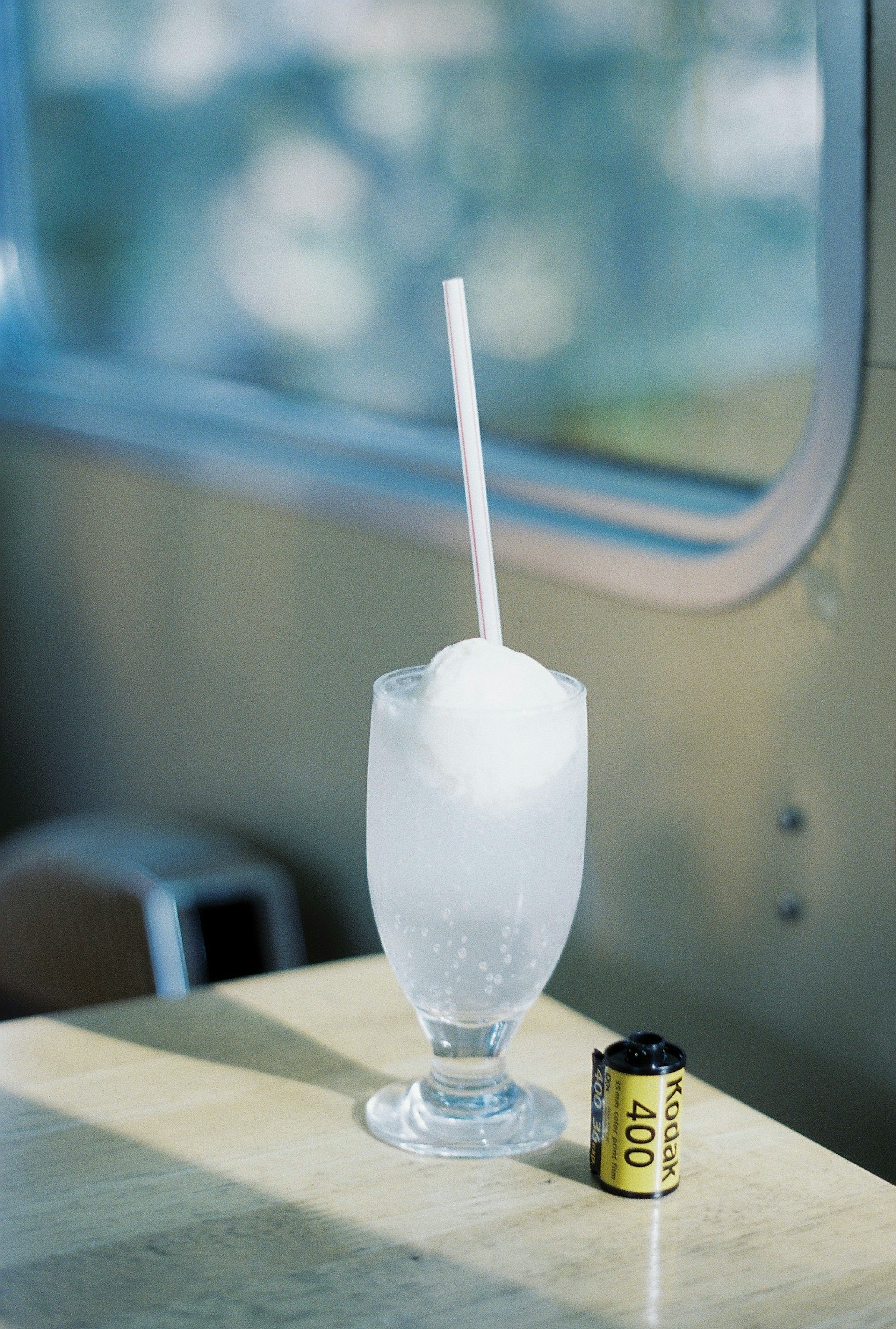 Un verre de boisson glacée avec une pellicule à côté