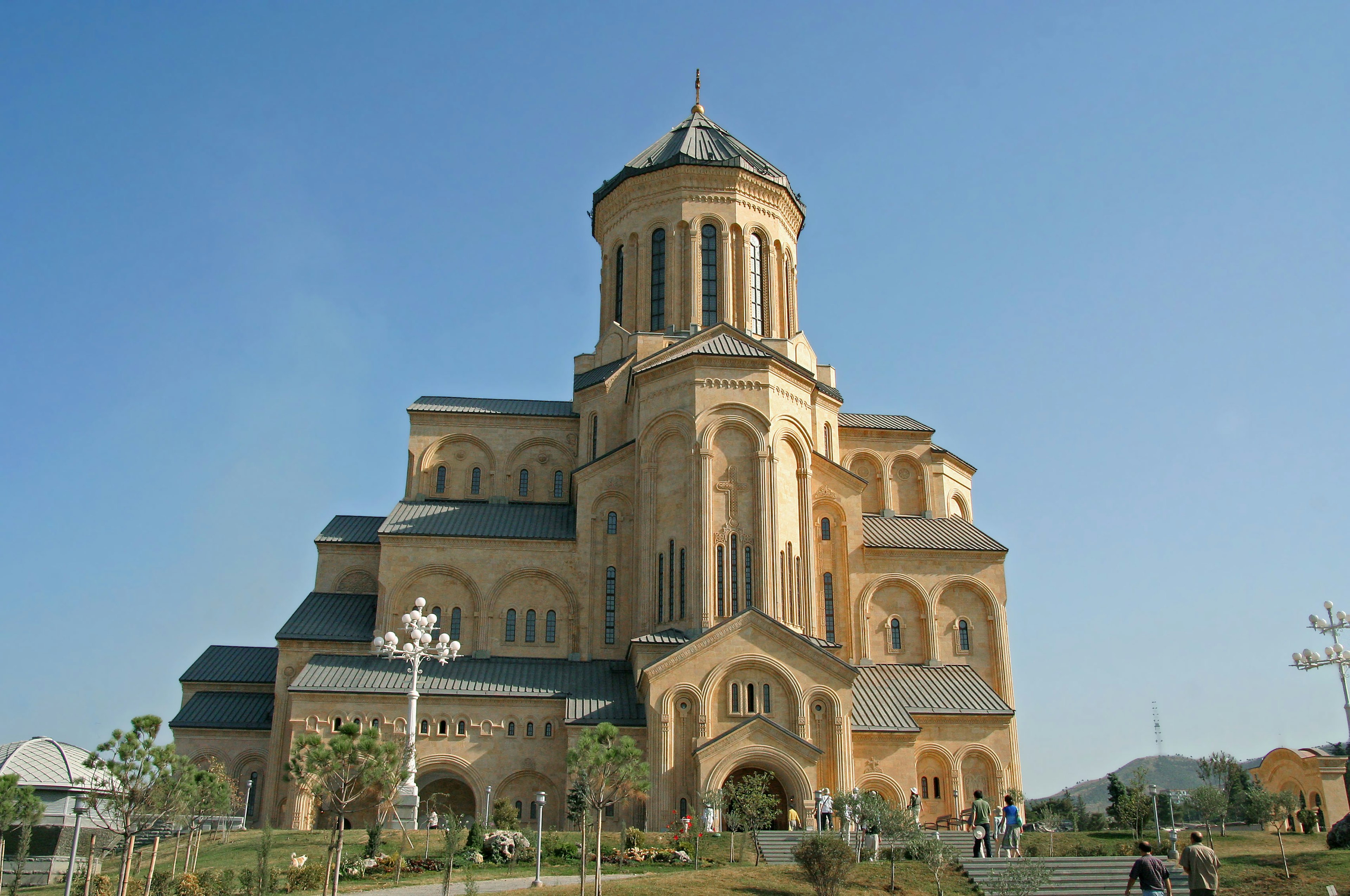 Eksterior megah Katedral Santa Maria di bawah langit biru cerah yang menampilkan arsitektur yang indah