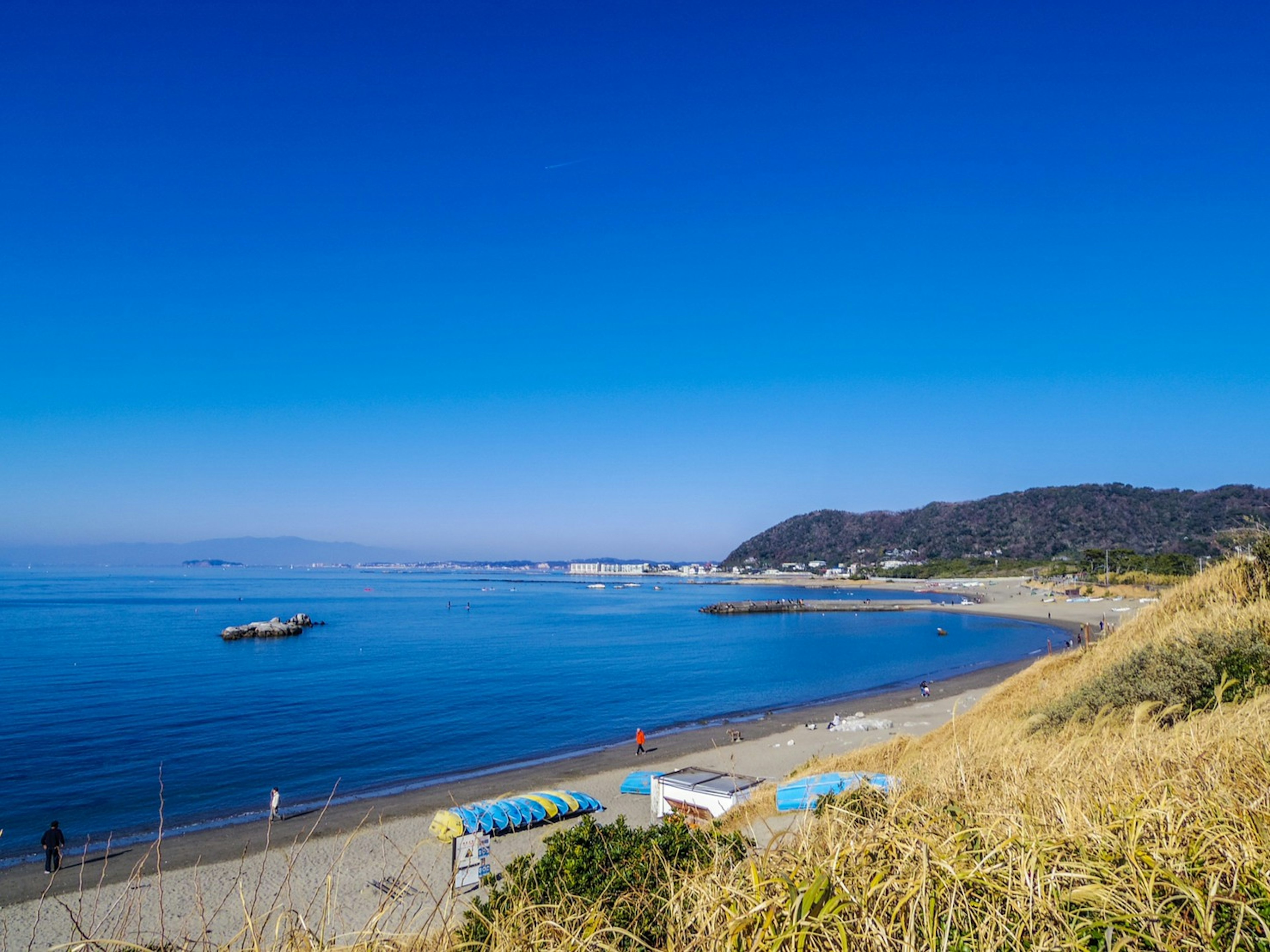 ทิวทัศน์ชายหาดที่สวยงามพร้อมท้องฟ้าสีฟ้าและทะเลสงบ