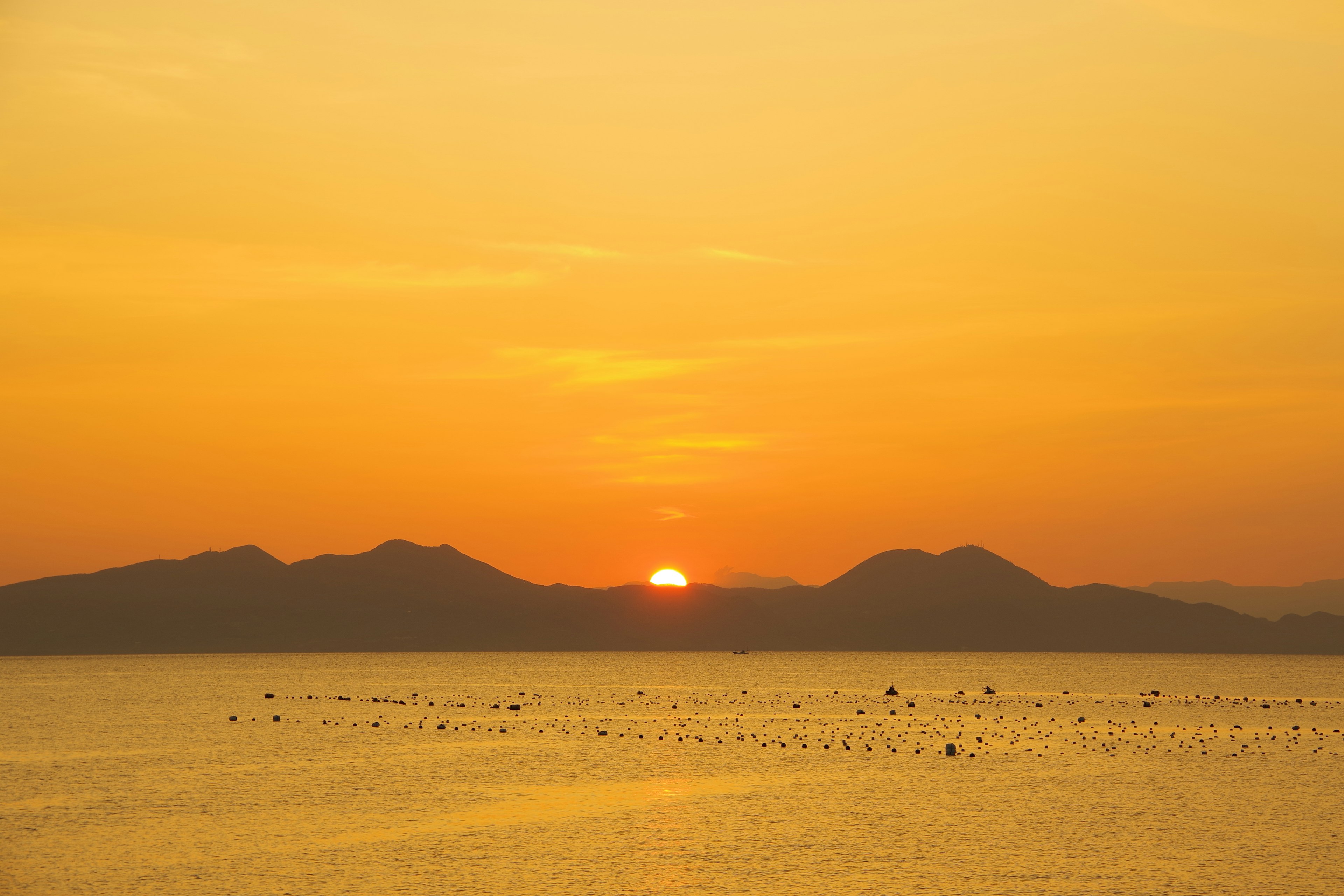 美麗的海景，夕陽在山間落下