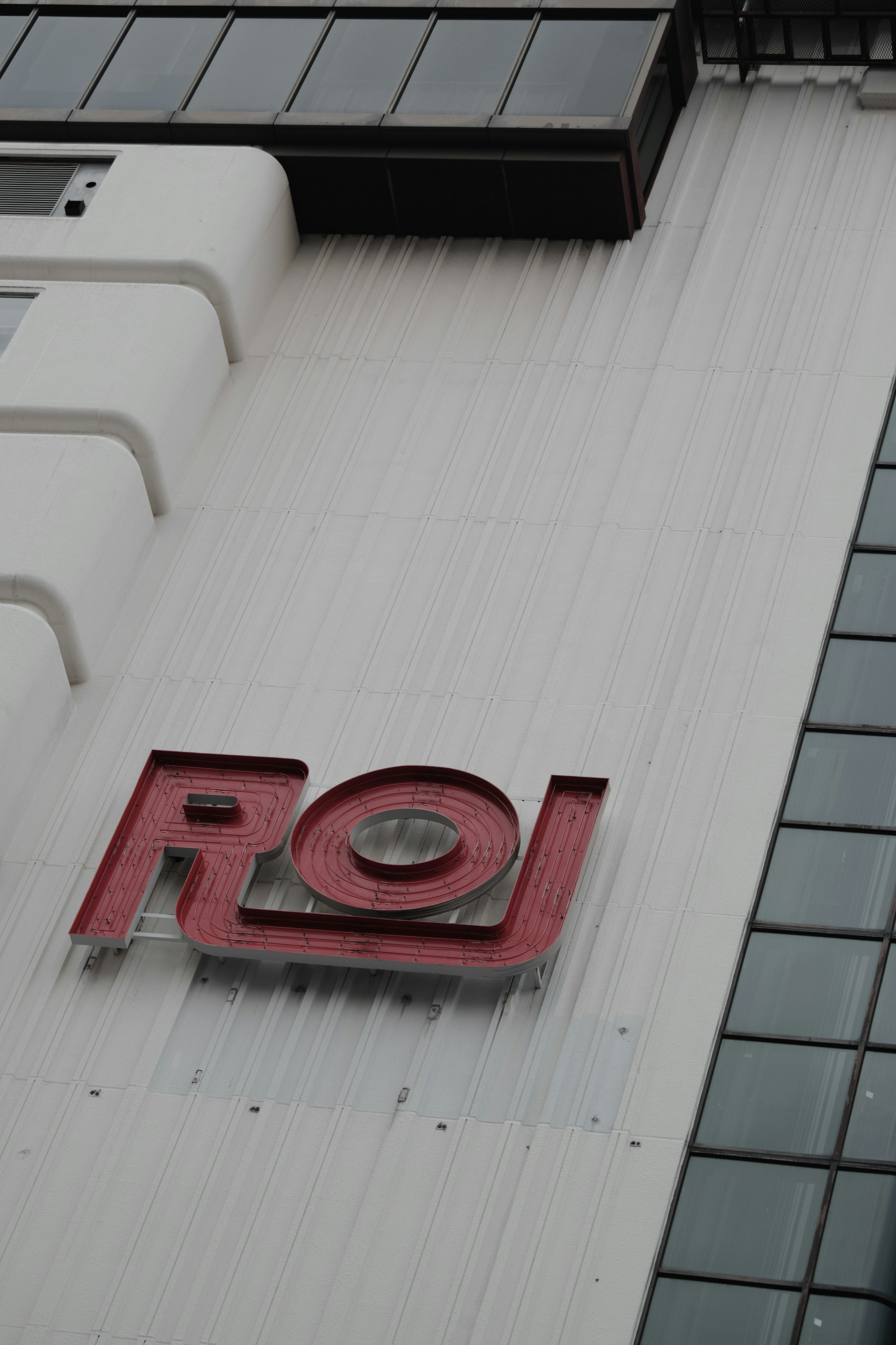 Fachada de edificio con logo rojo que presenta las letras ROJ