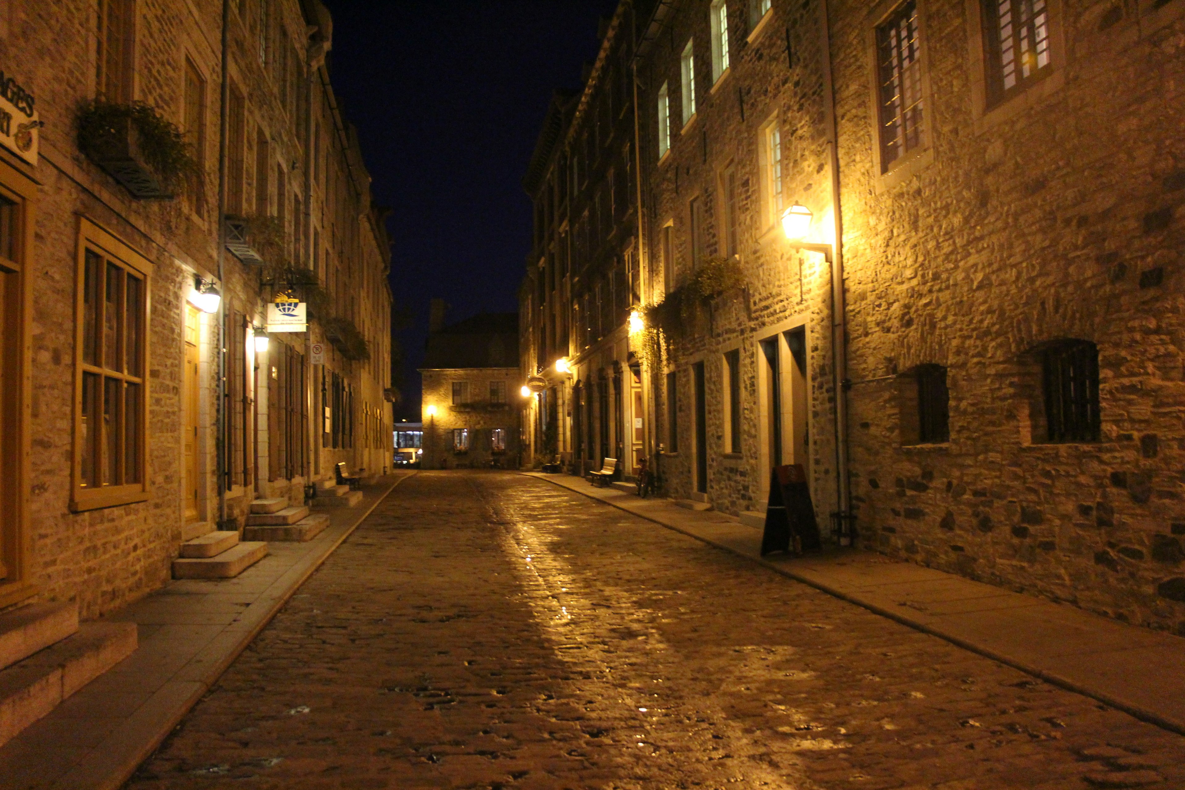 夜晚的石頭街道，石頭建築和路燈