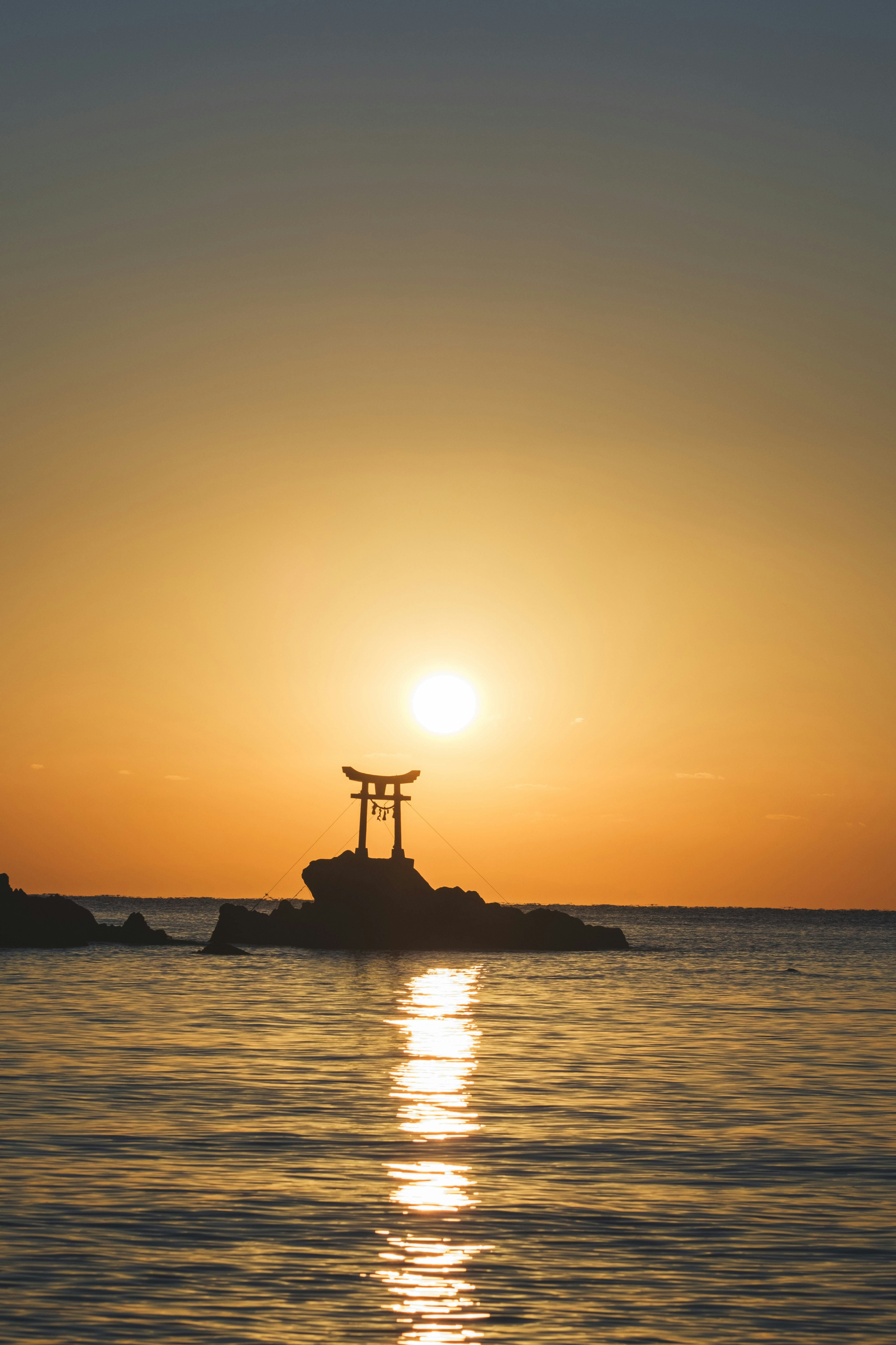 海に浮かぶ鳥居と夕日が美しい風景