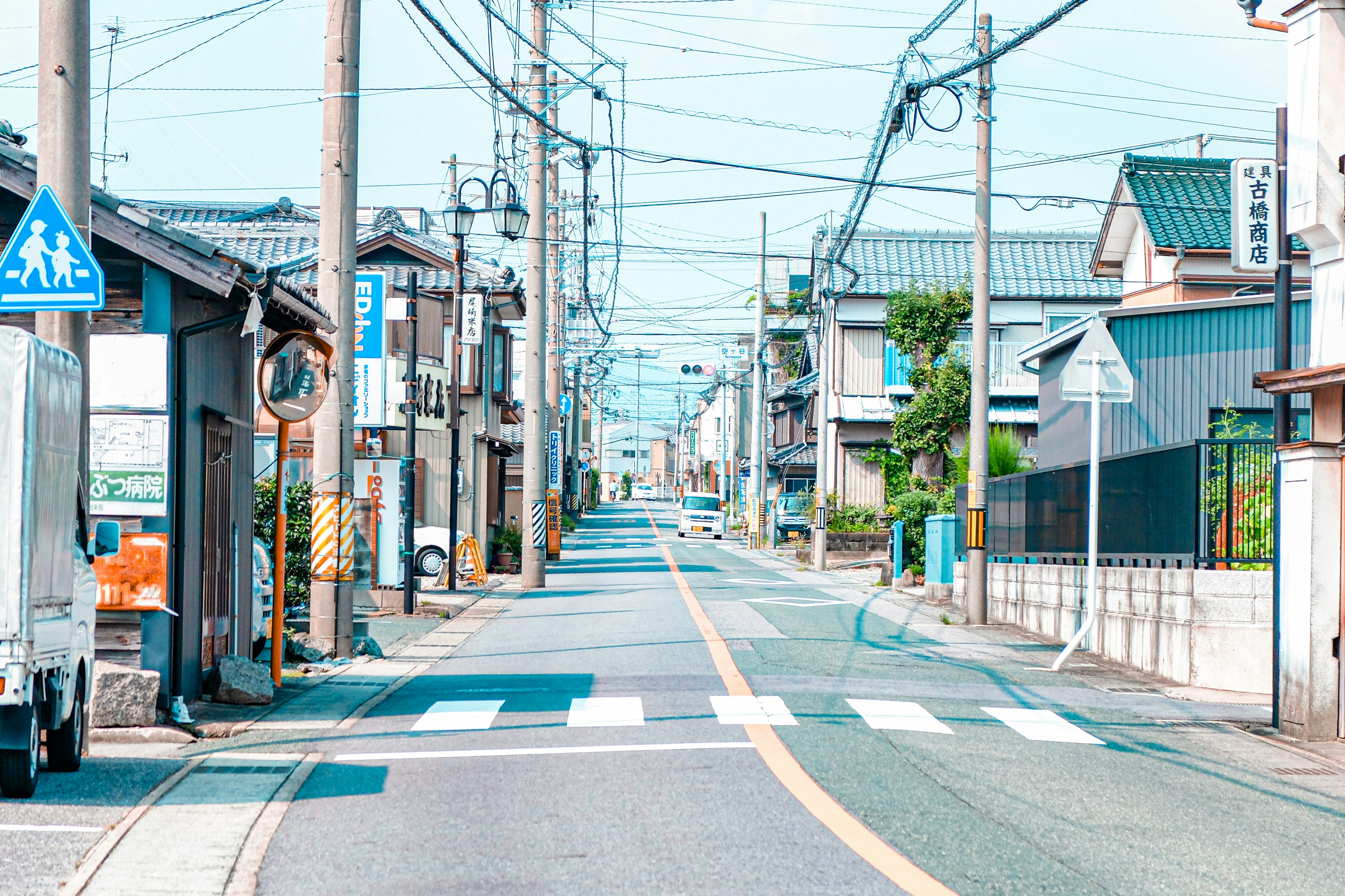 蓝天下安静的街道和周围的房屋