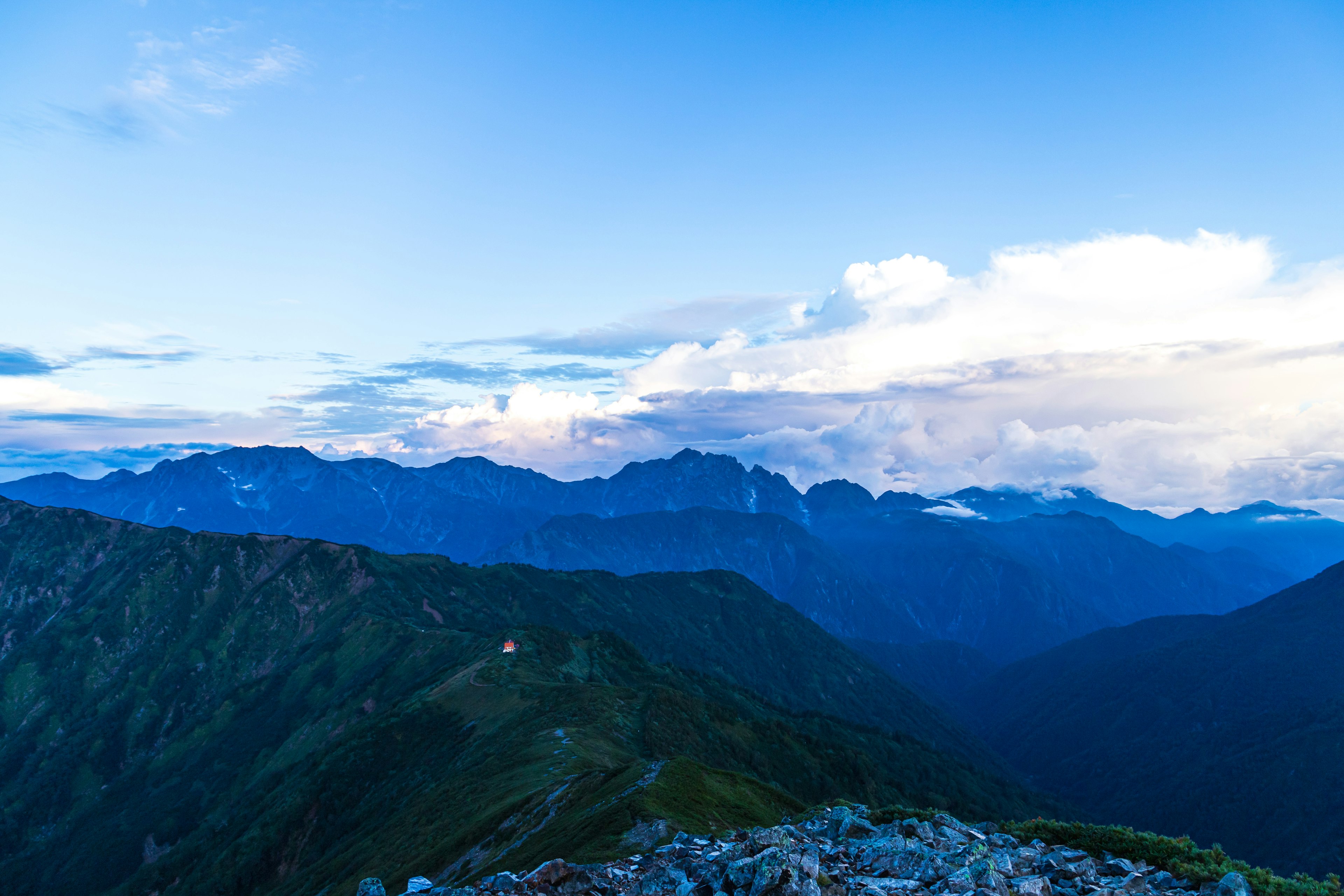 被藍天和雲彩環繞的山脈全景