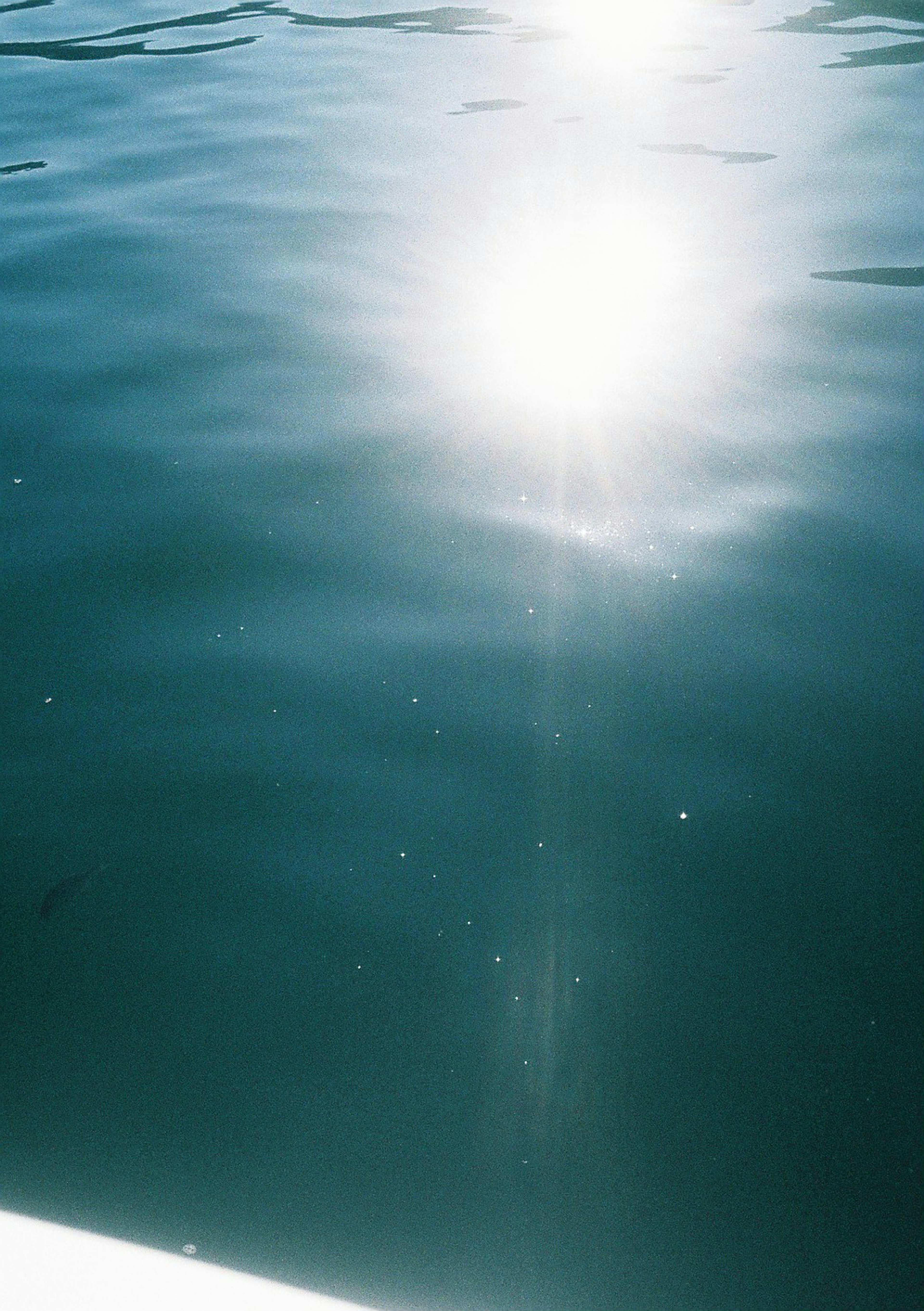 Sonnenlicht, das sich auf der Wasseroberfläche mit sanften Wellen spiegelt