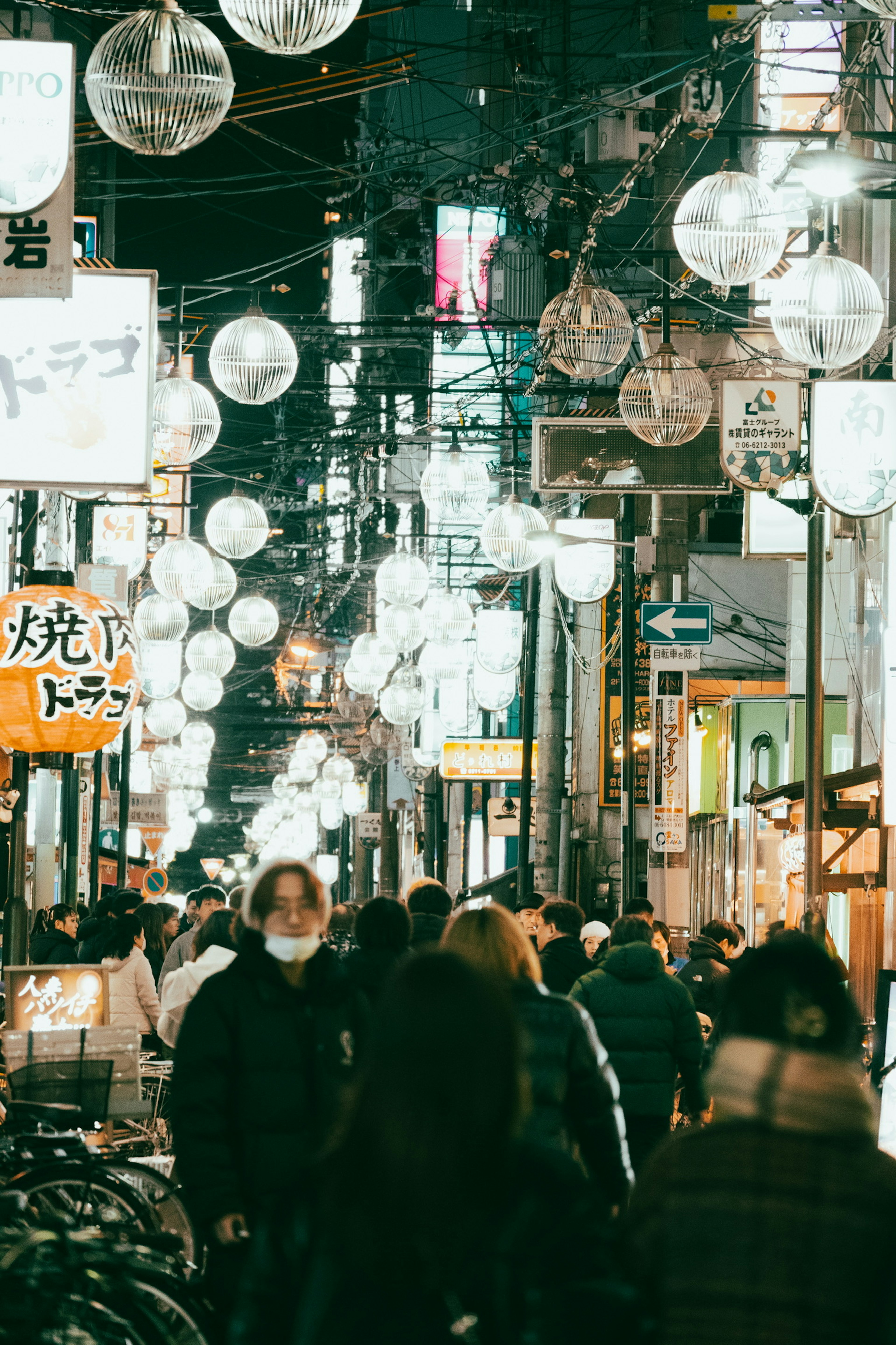 Strada affollata con lanterne luminose e folle di persone