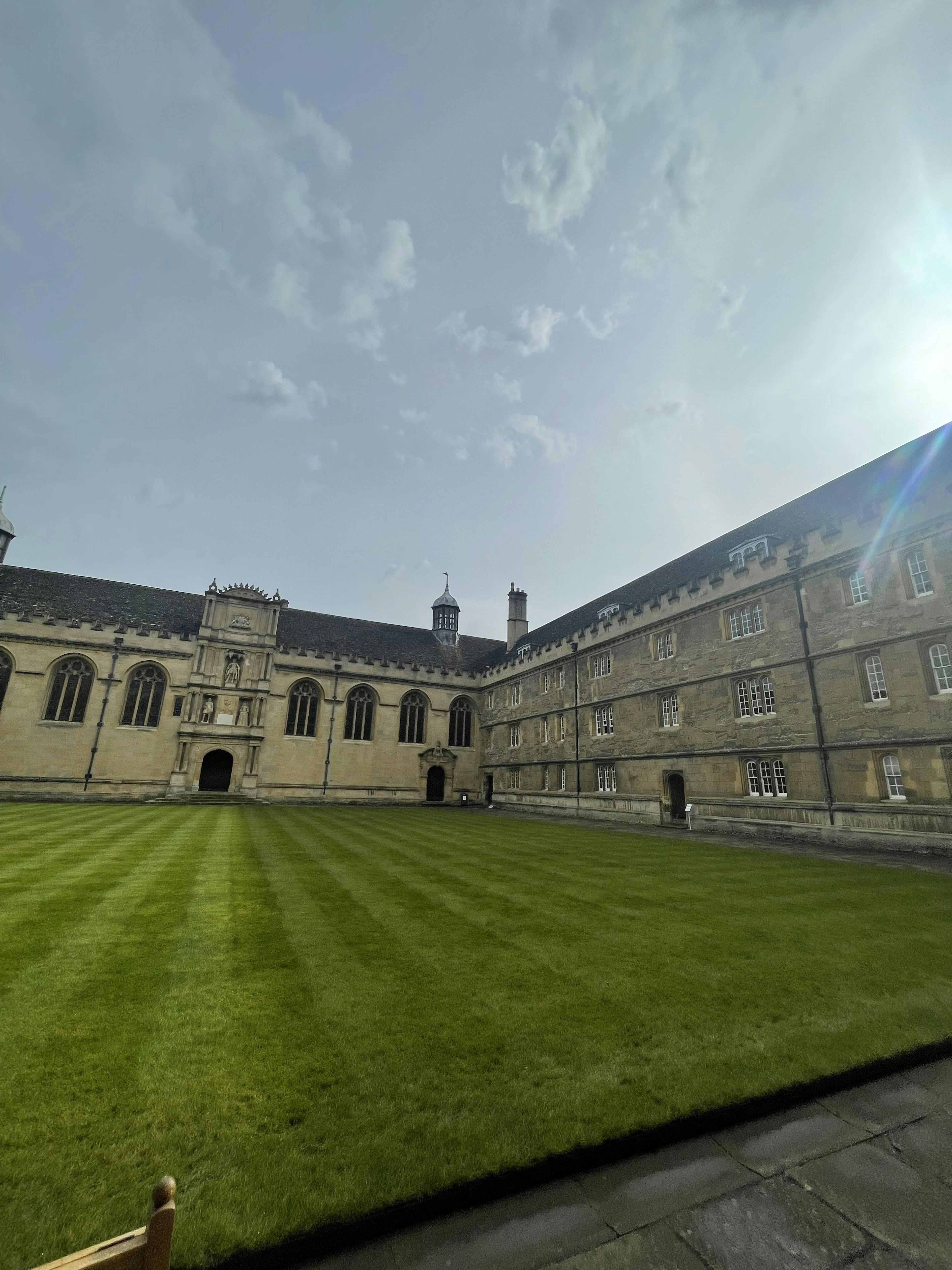 Cortile universitario con erba verde e edifici storici