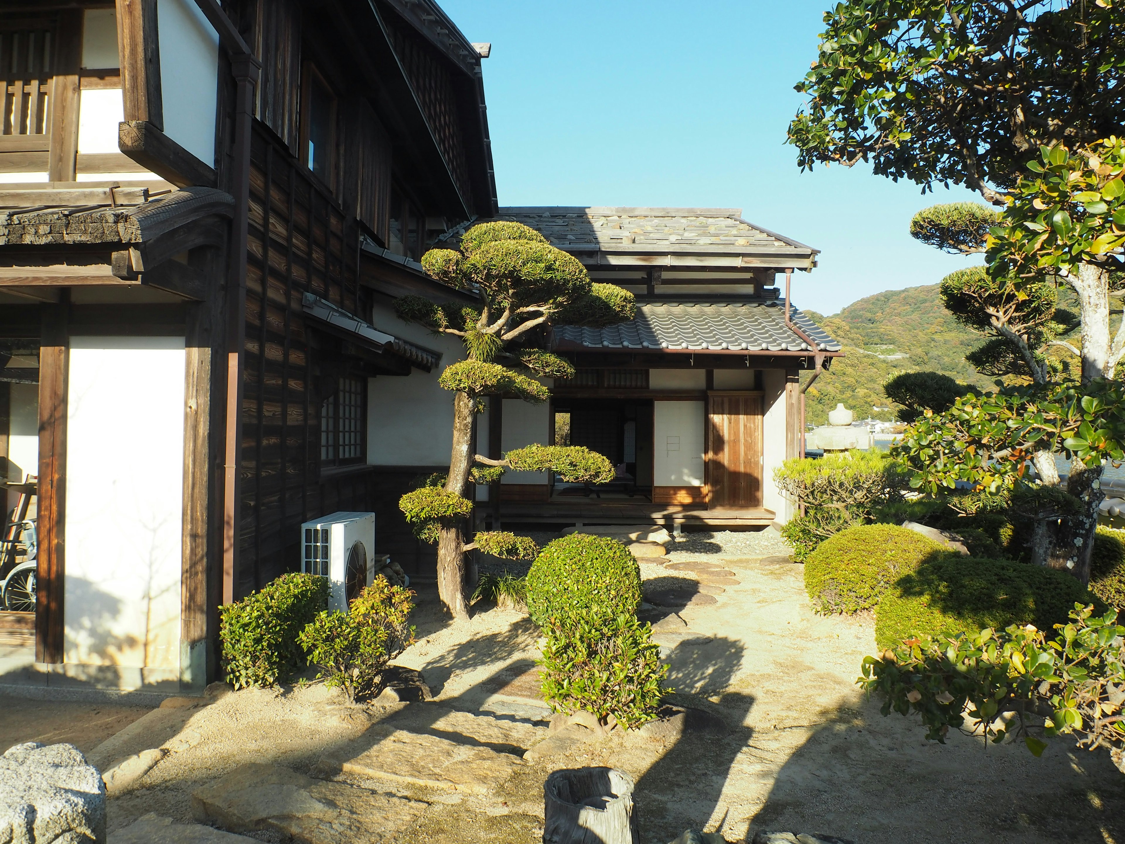 Rumah tradisional Jepang dengan taman yang terawat baik