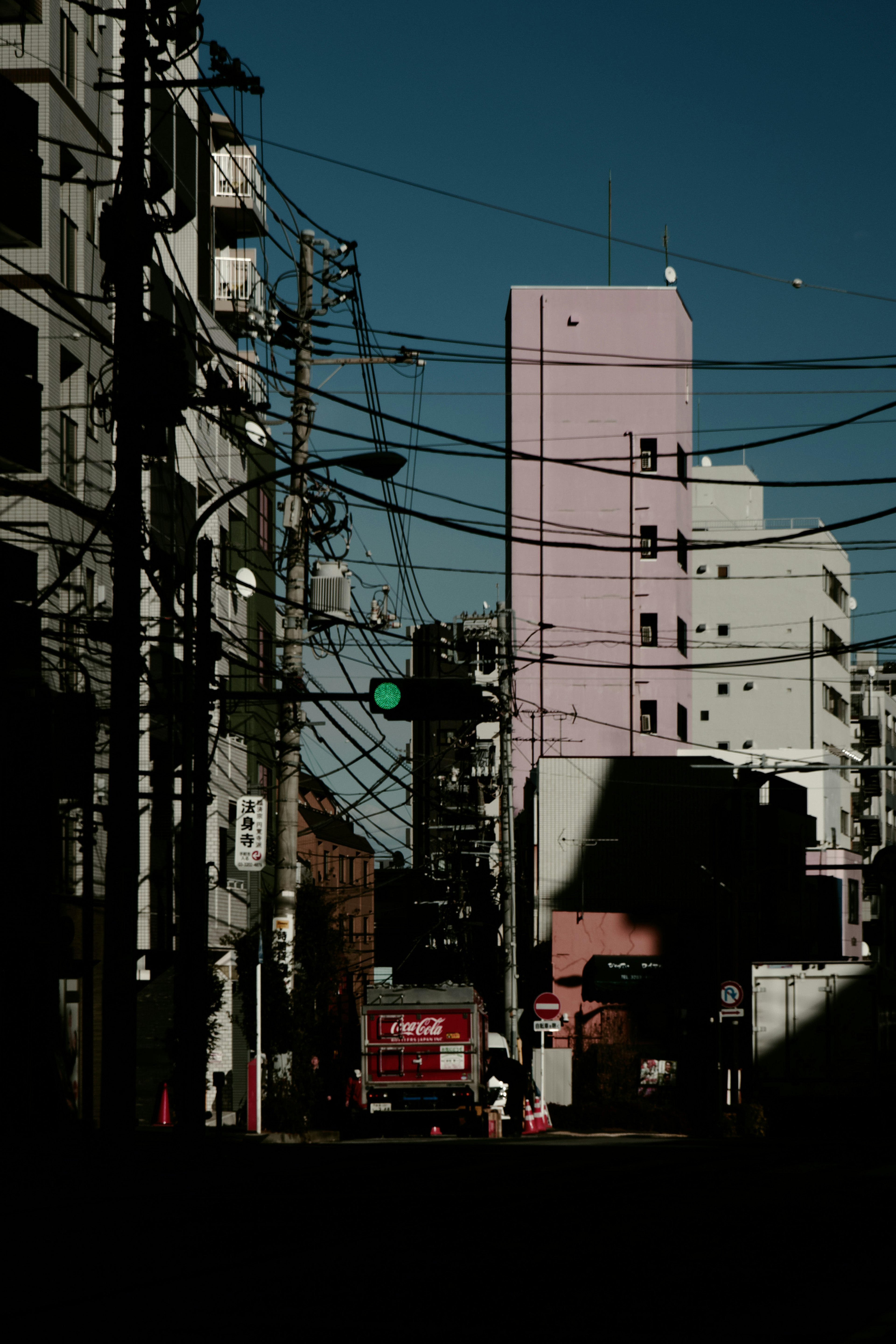 都市の風景にある建物と電線を強調した写真