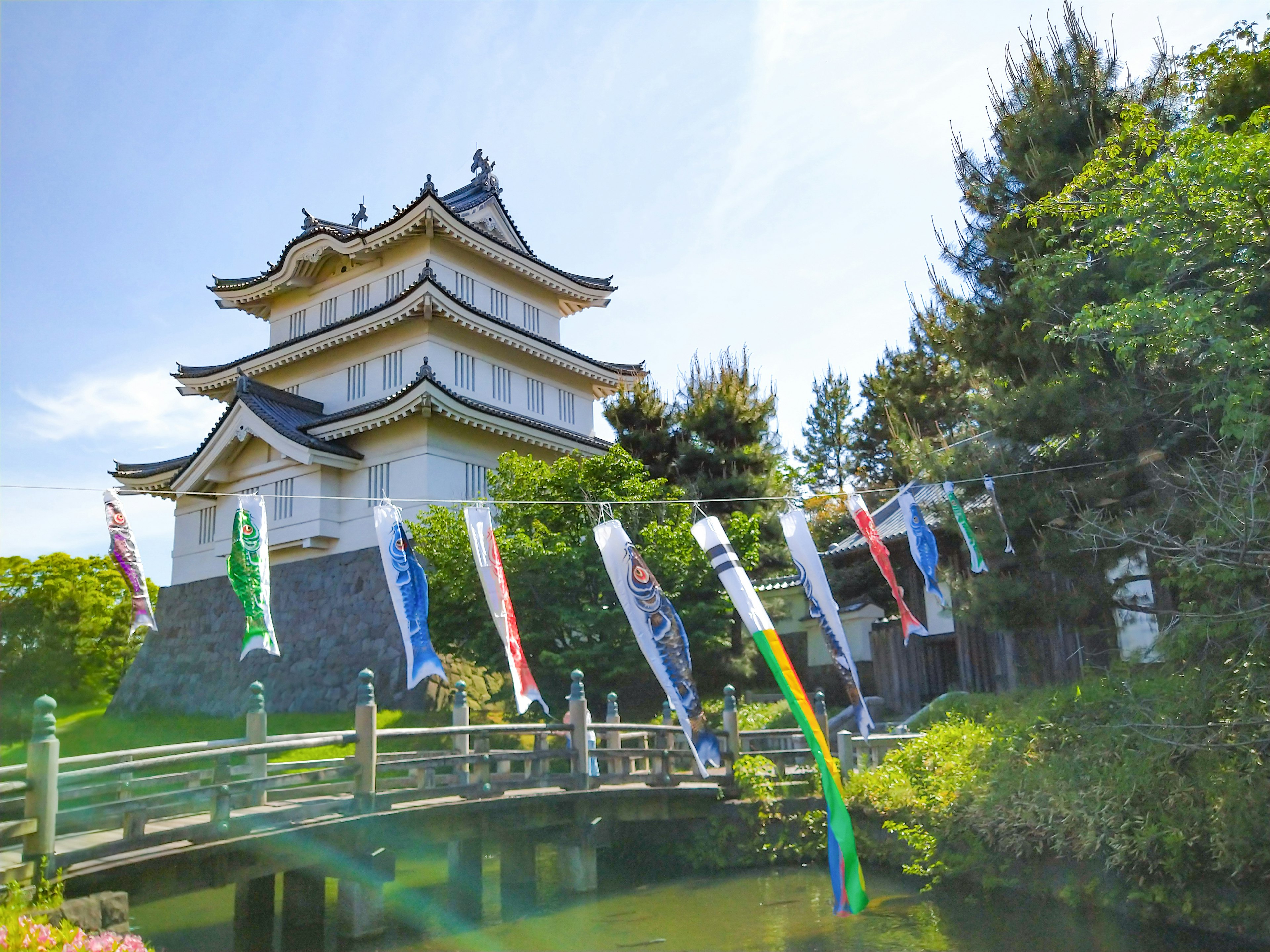 Hermoso castillo japonés con banderas koi nobori