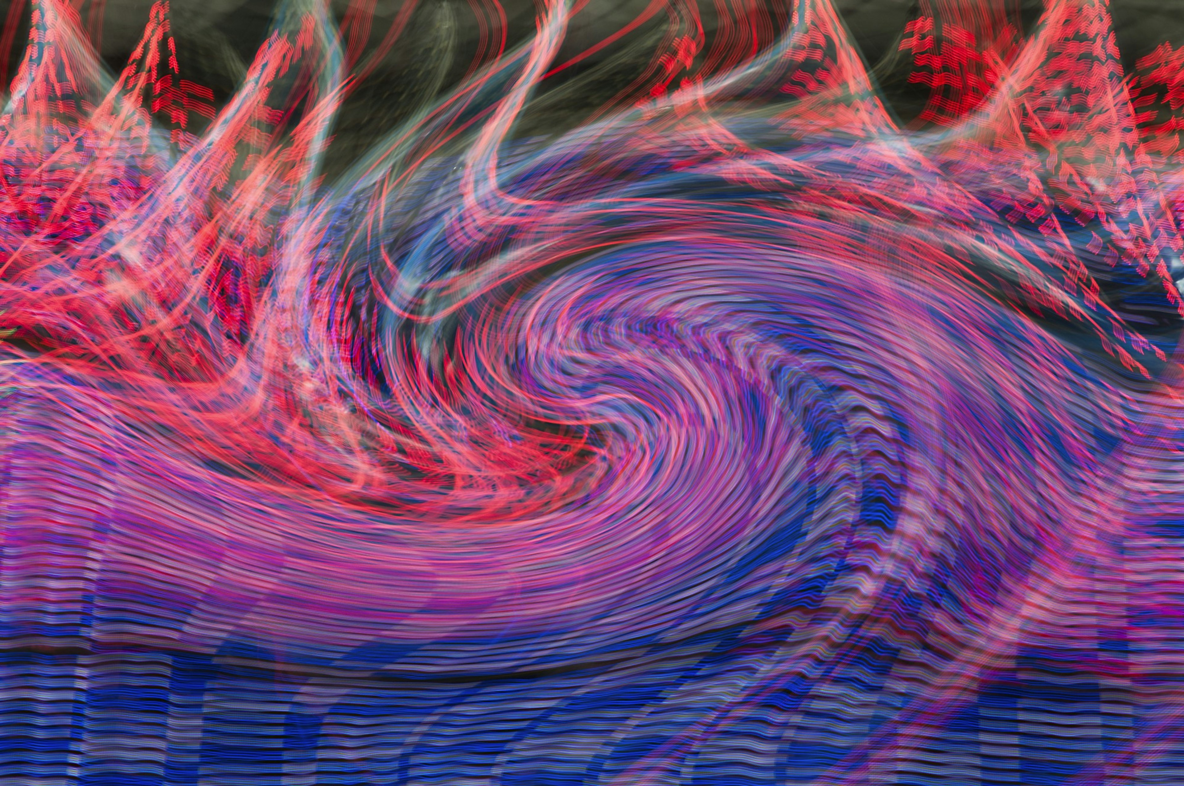 Arte digital abstracto con patrones en espiral en vibrantes tonos rojos y azules