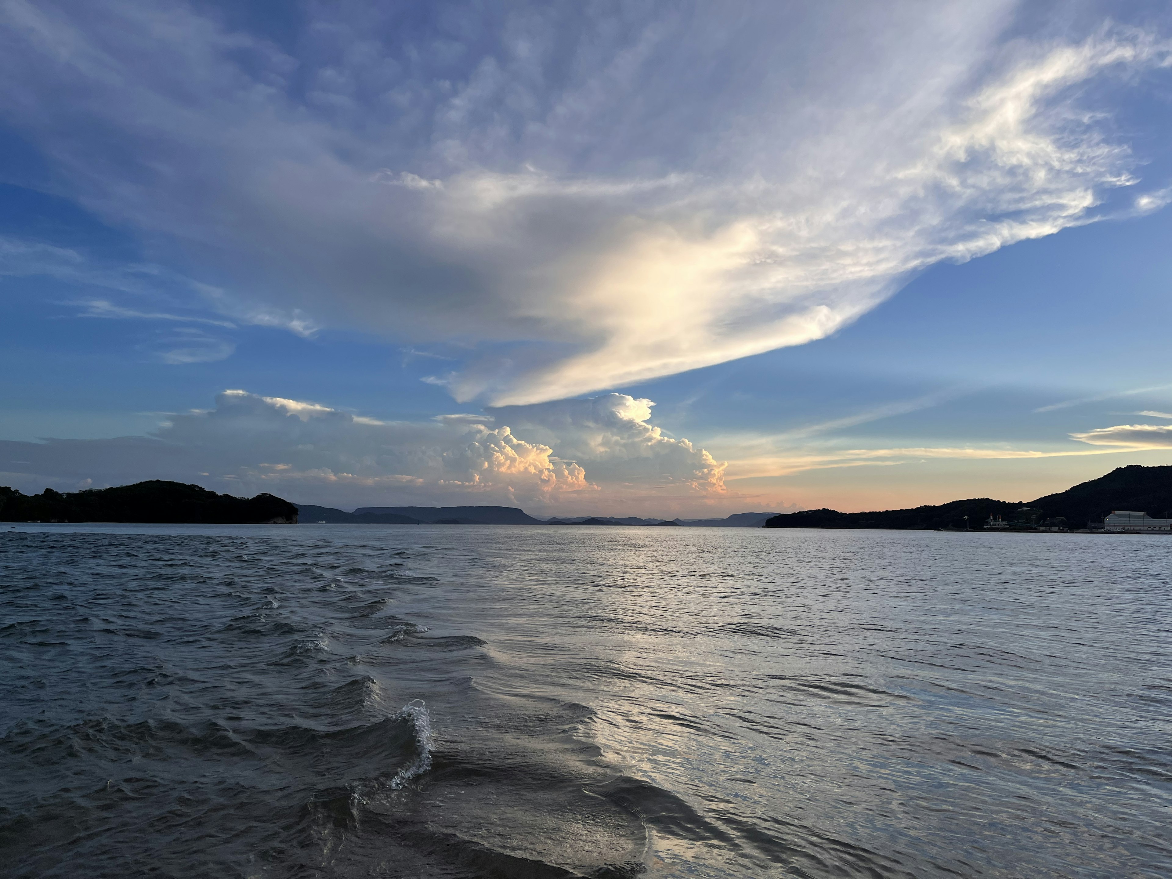 海と空の美しい風景、波が穏やかに寄せる