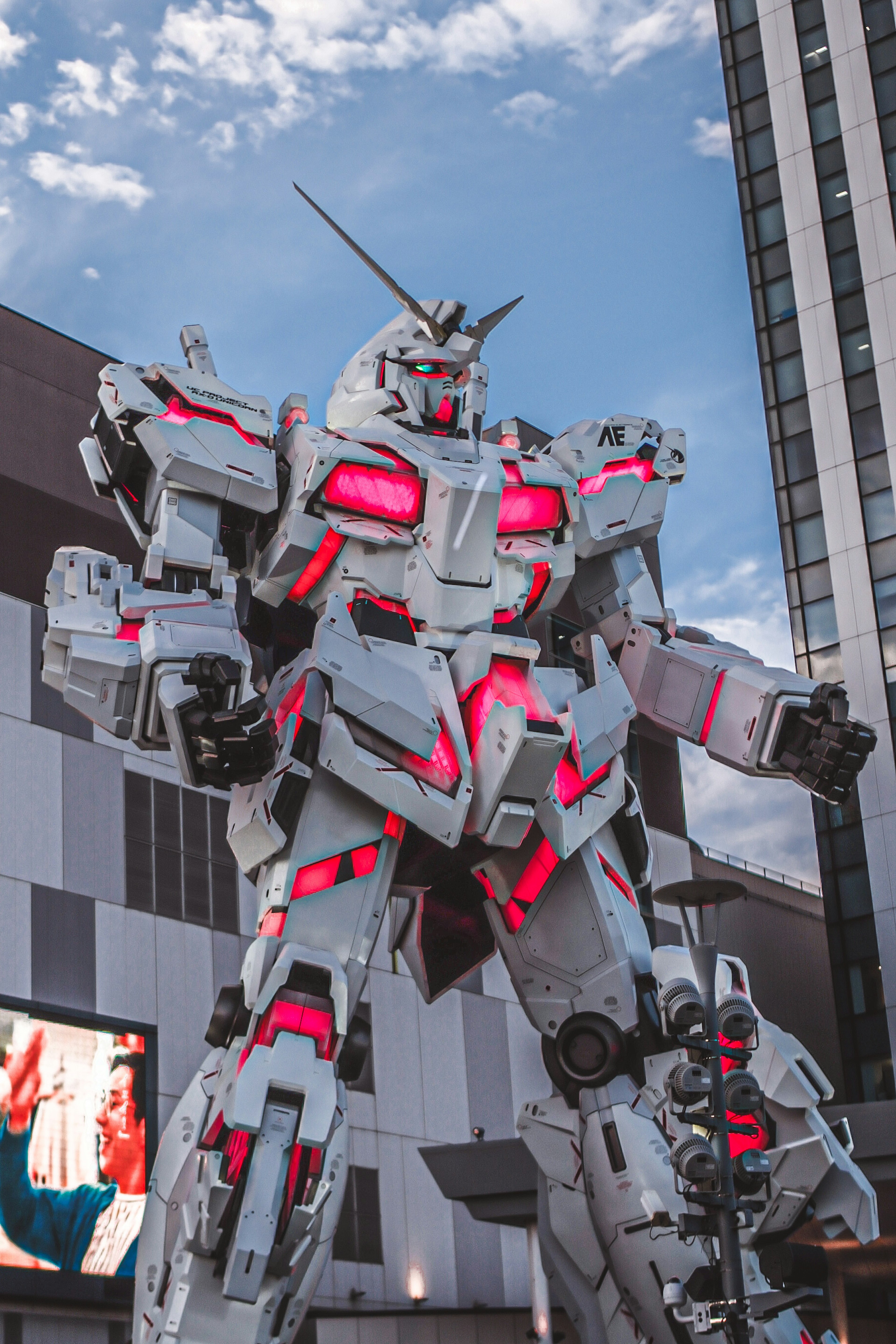 Una estatua gigante de robot Gundam se erige en un entorno urbano