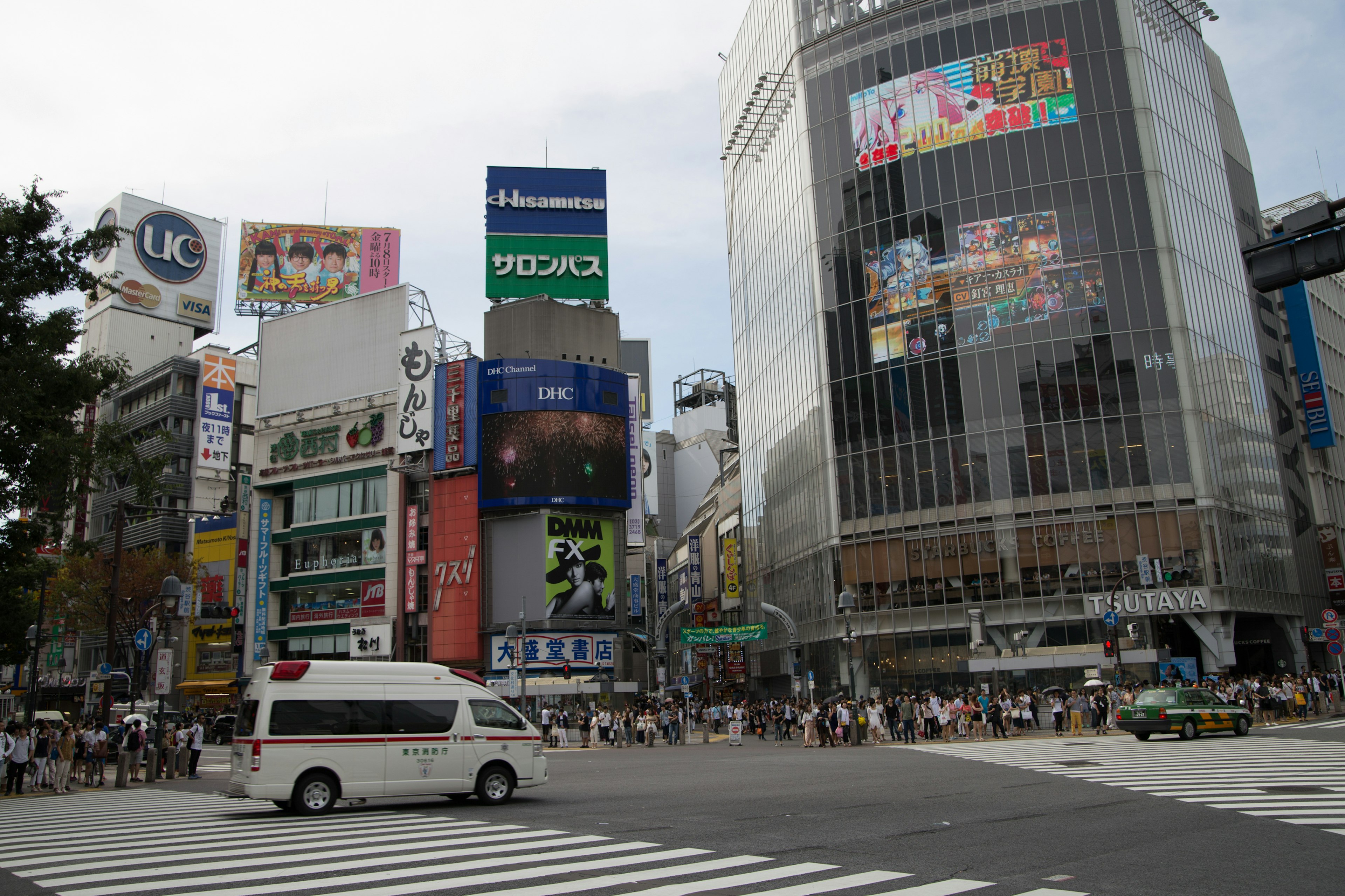 渋谷の交差点とビル群、広告が目立つ街の風景