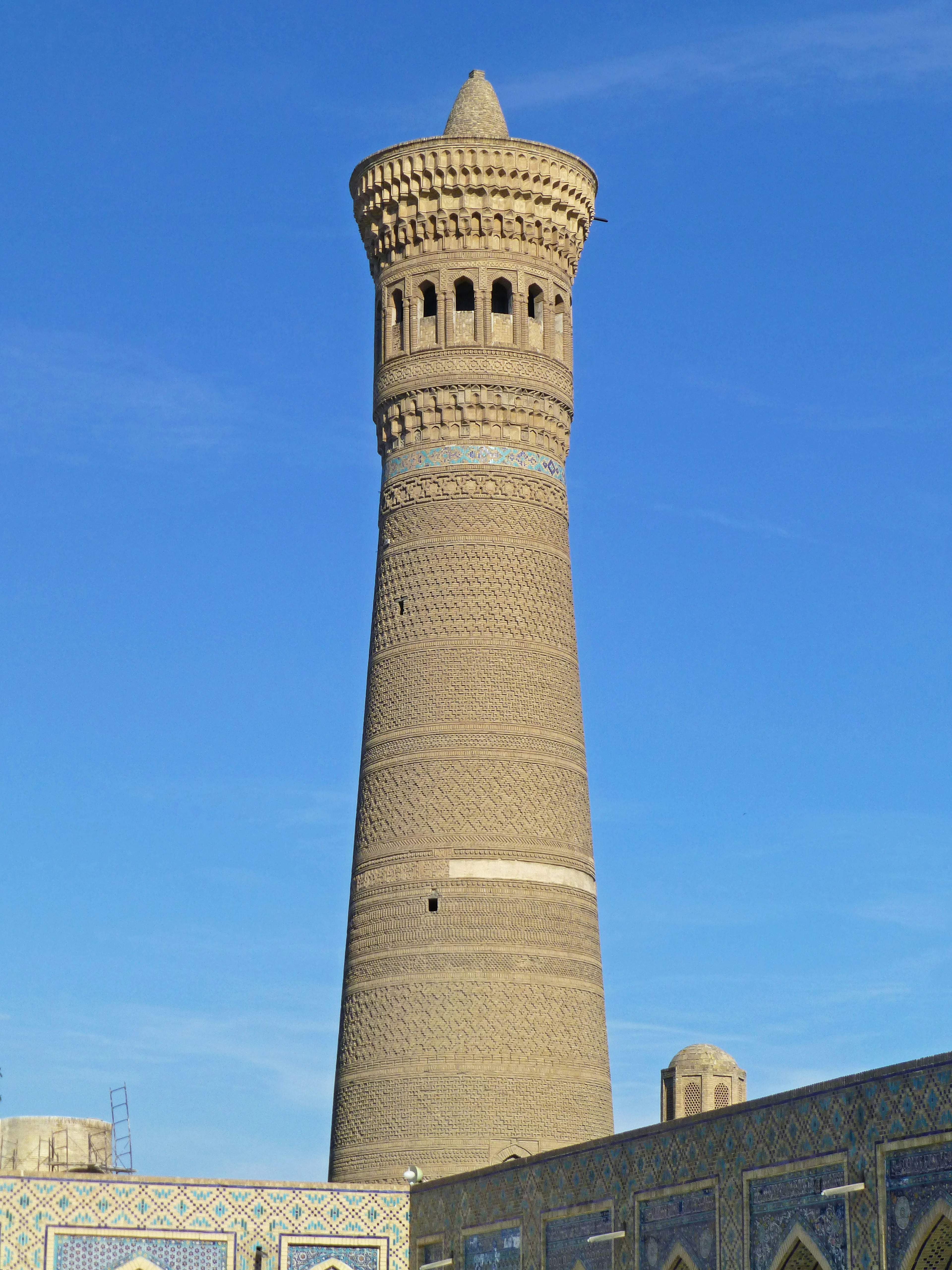 Torre alta bajo un cielo azul