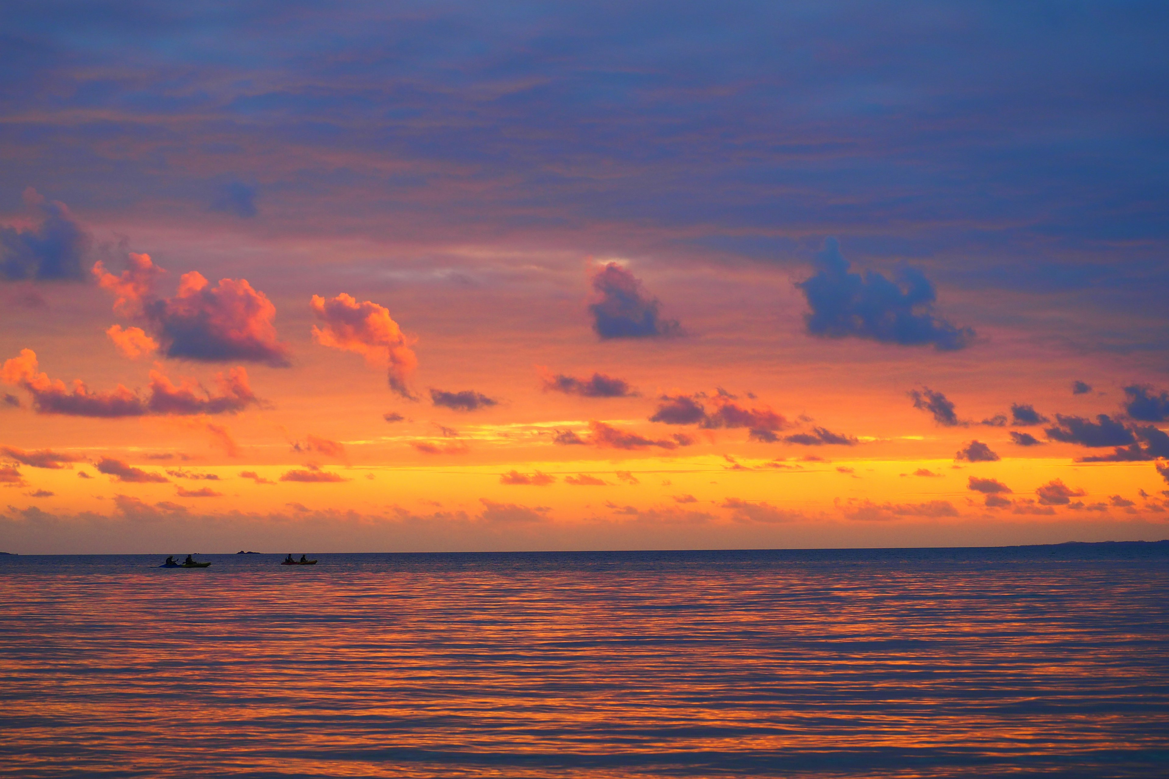 Bellissimo tramonto sull'oceano con cielo arancione e viola e acqua calma