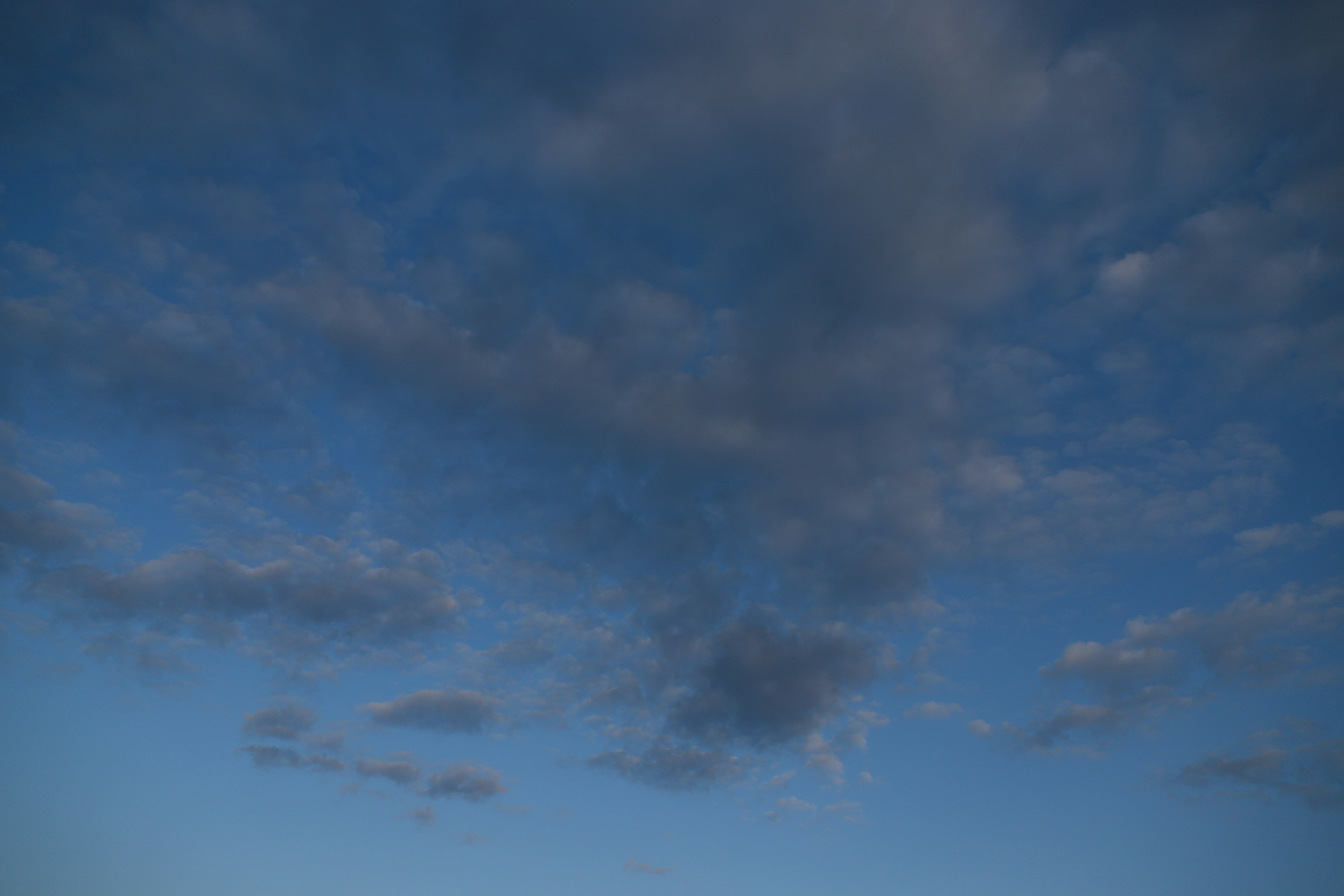 Patrones de nubes en un cielo azul