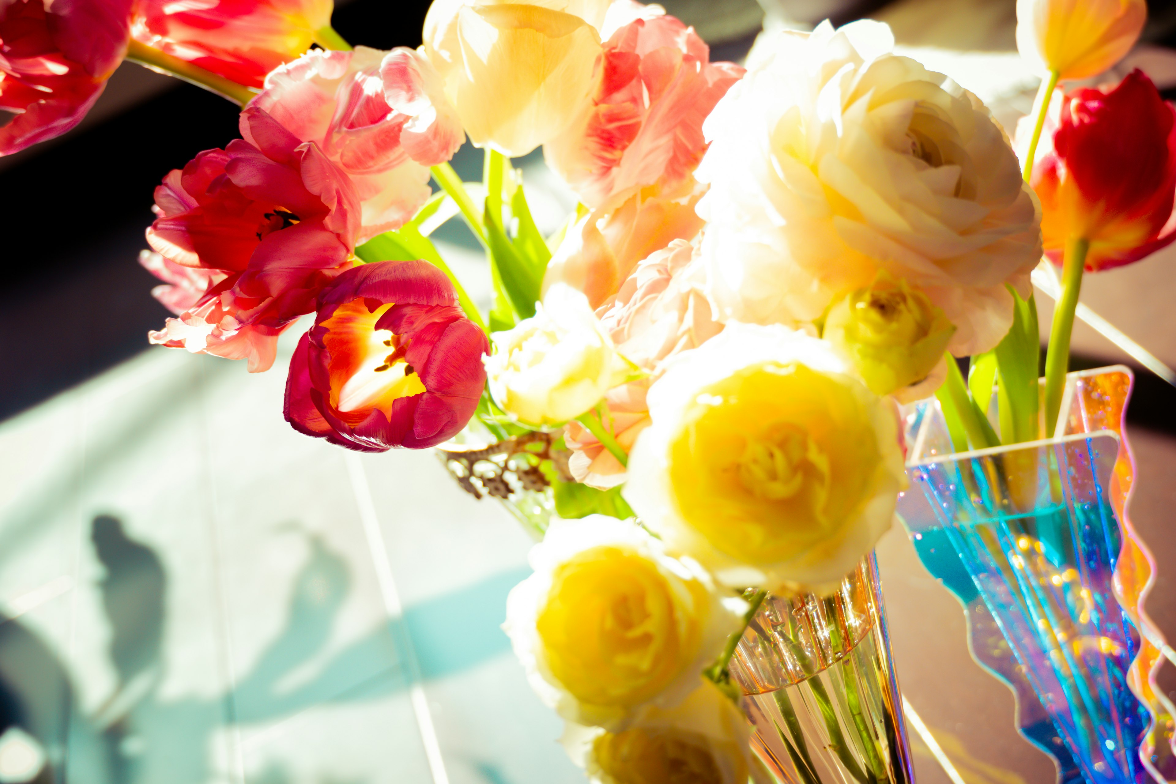 Un bouquet colorato di fiori in un vaso trasparente