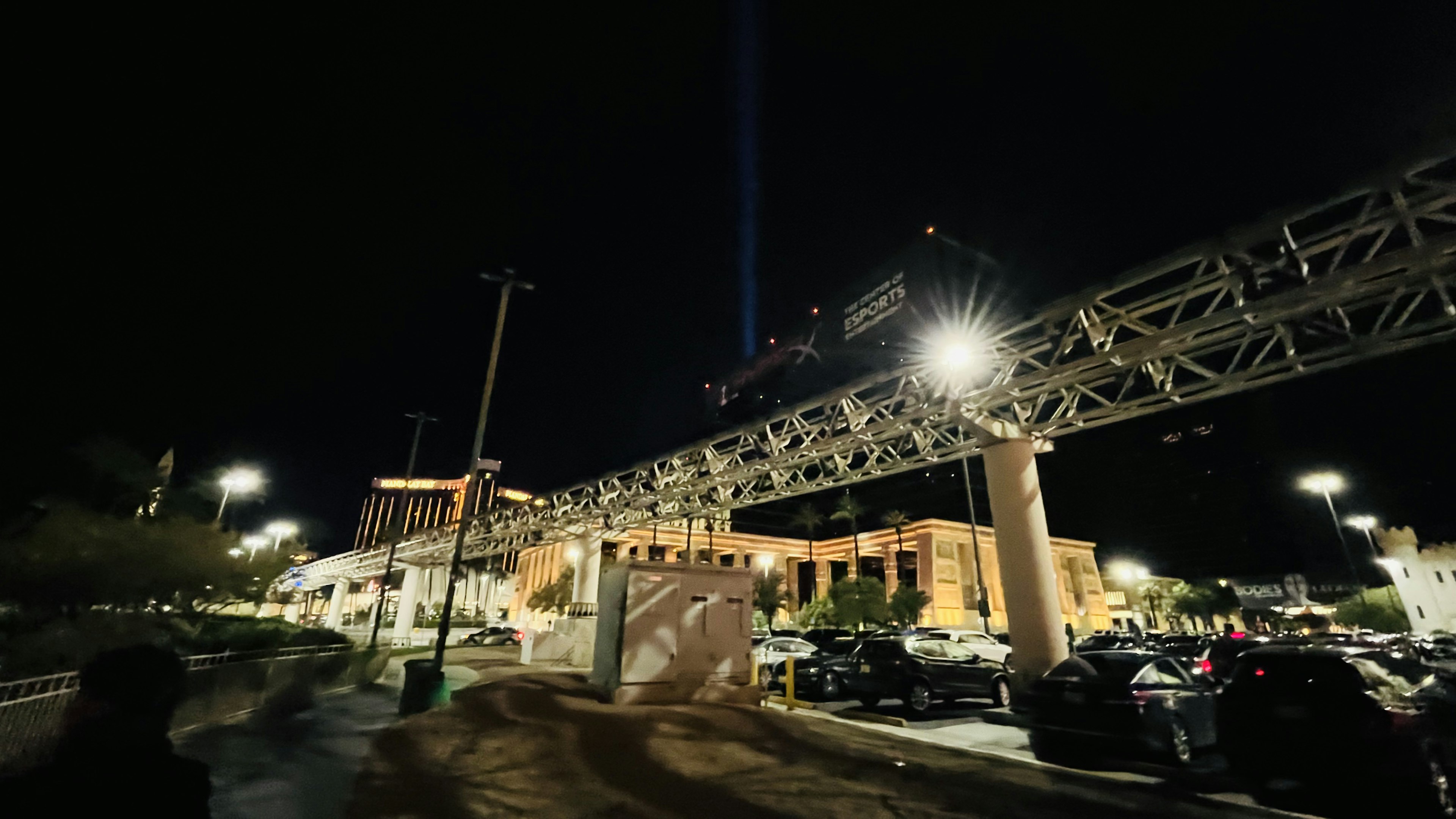 Puente elevado con haces de luz brillantes de noche