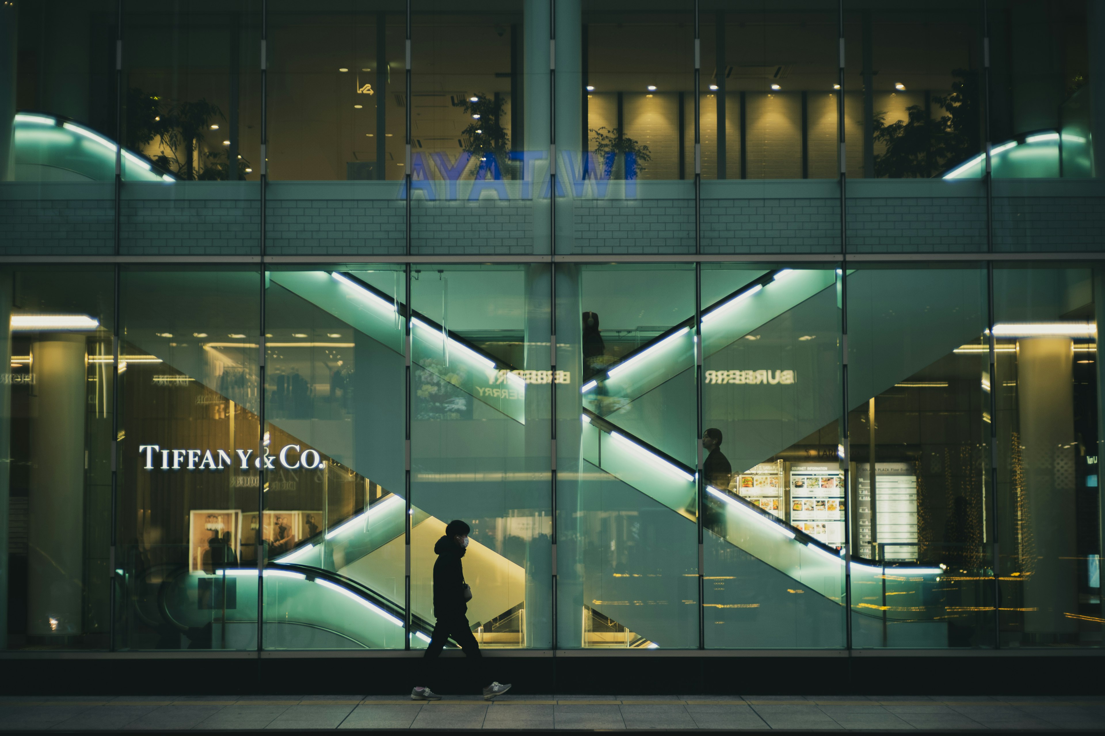 Vista exterior de la tienda Tiffany & Co con un diseño distintivo de escaleras de vidrio