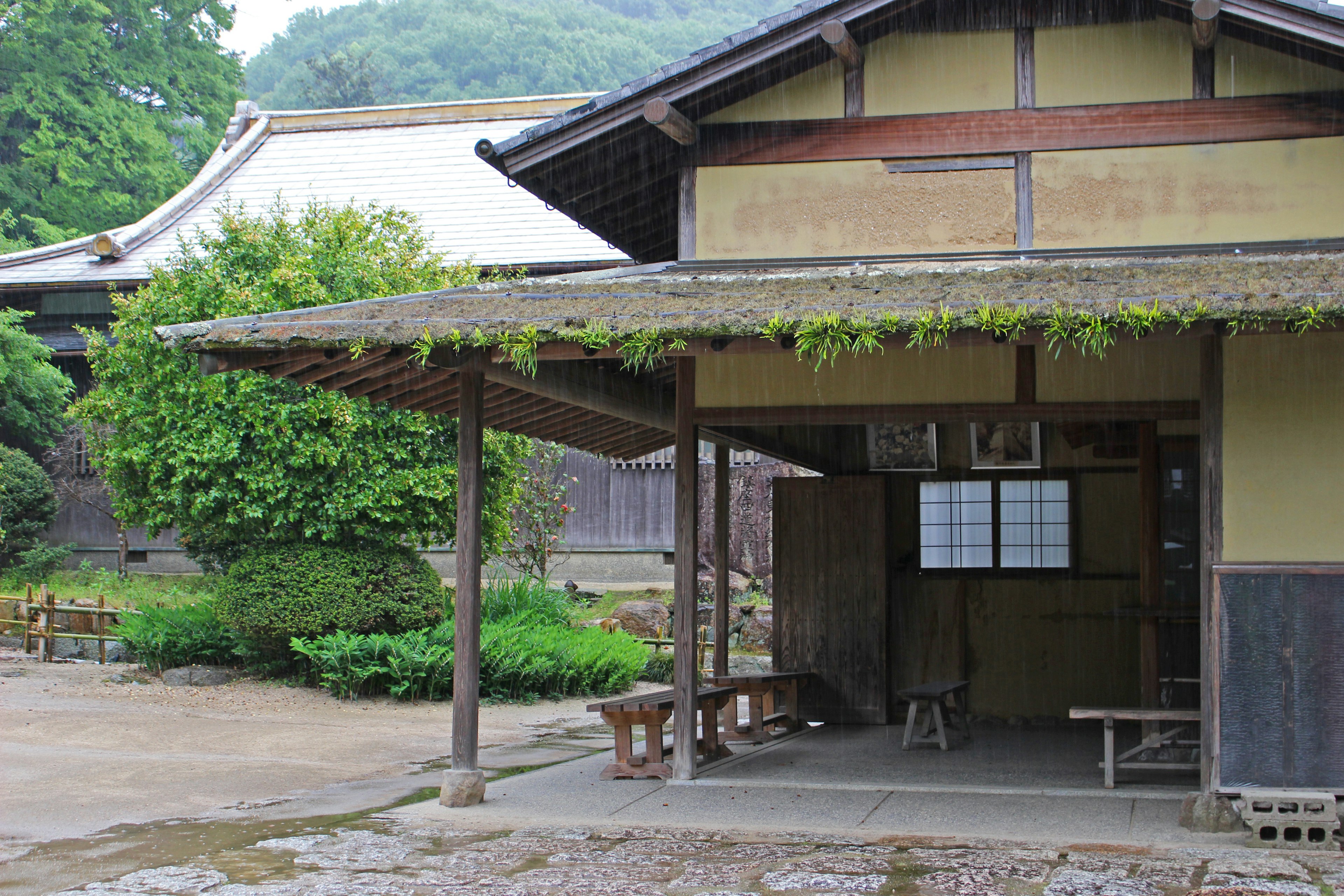 Extérieur d'une maison japonaise traditionnelle avec vue sur le jardin