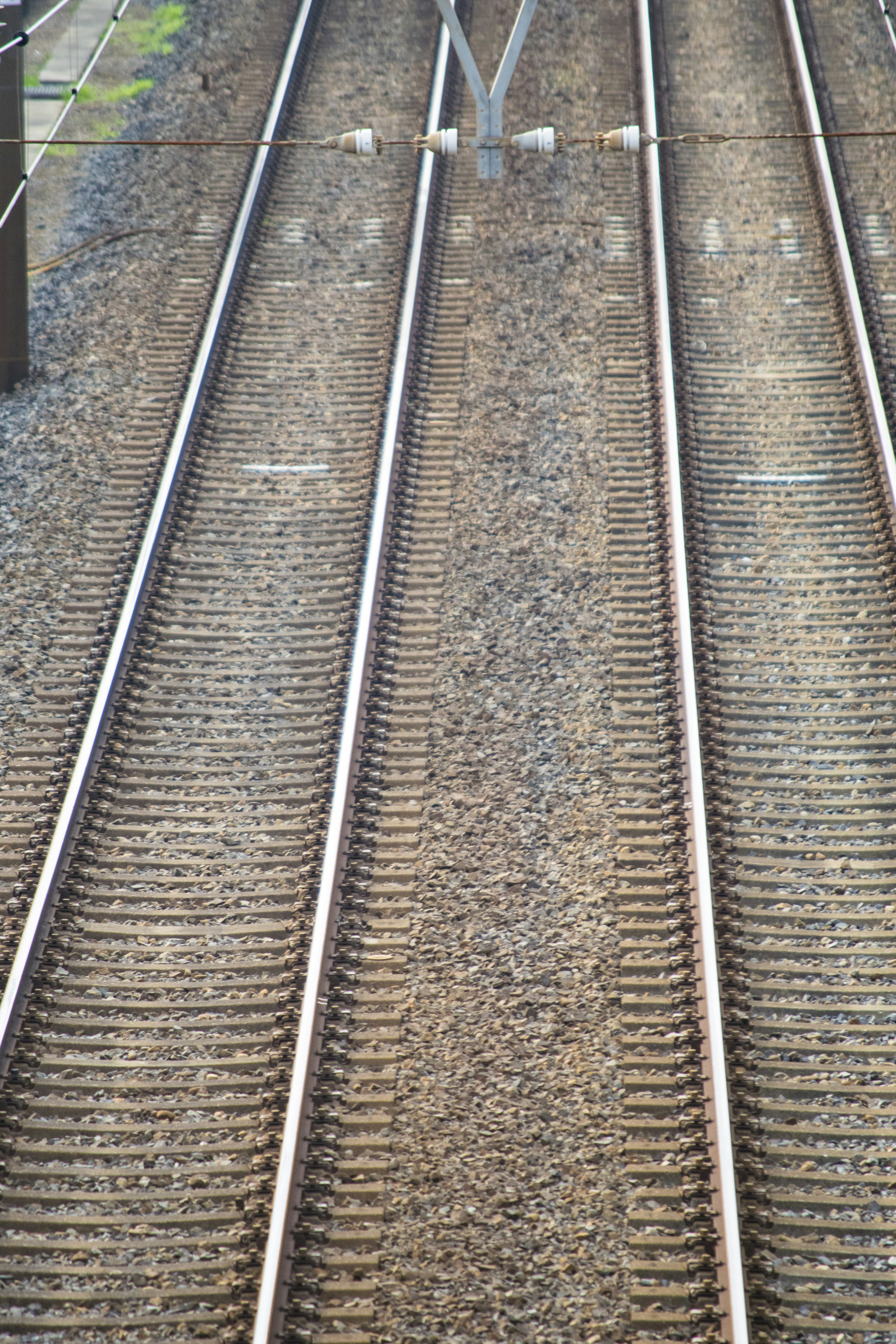 Imagen de vías de tren alineadas ordenadamente