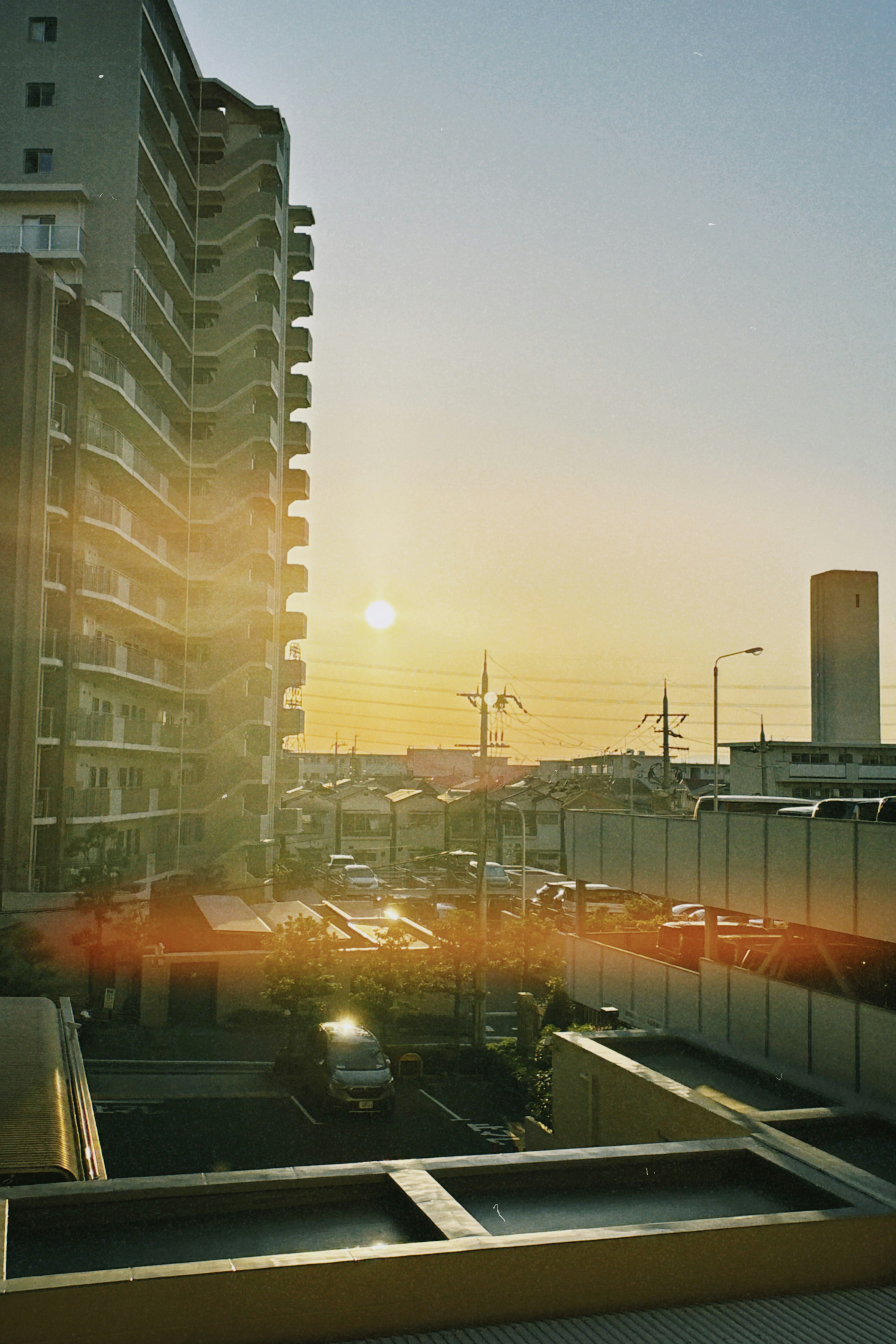 Paesaggio urbano con vista sul tramonto edifici alti e strade visibili