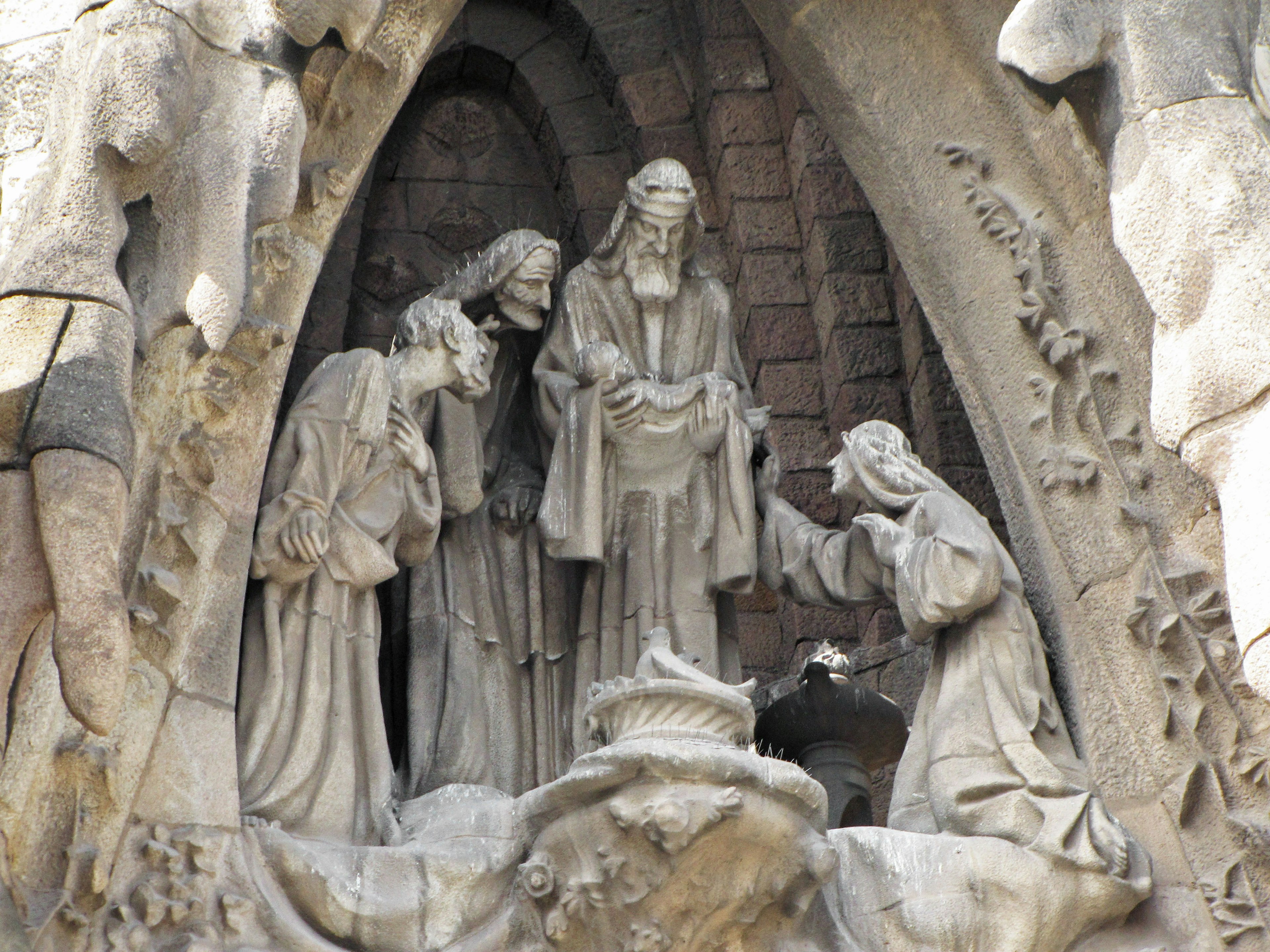 Scultura dettagliata di figure alla Sagrada Familia