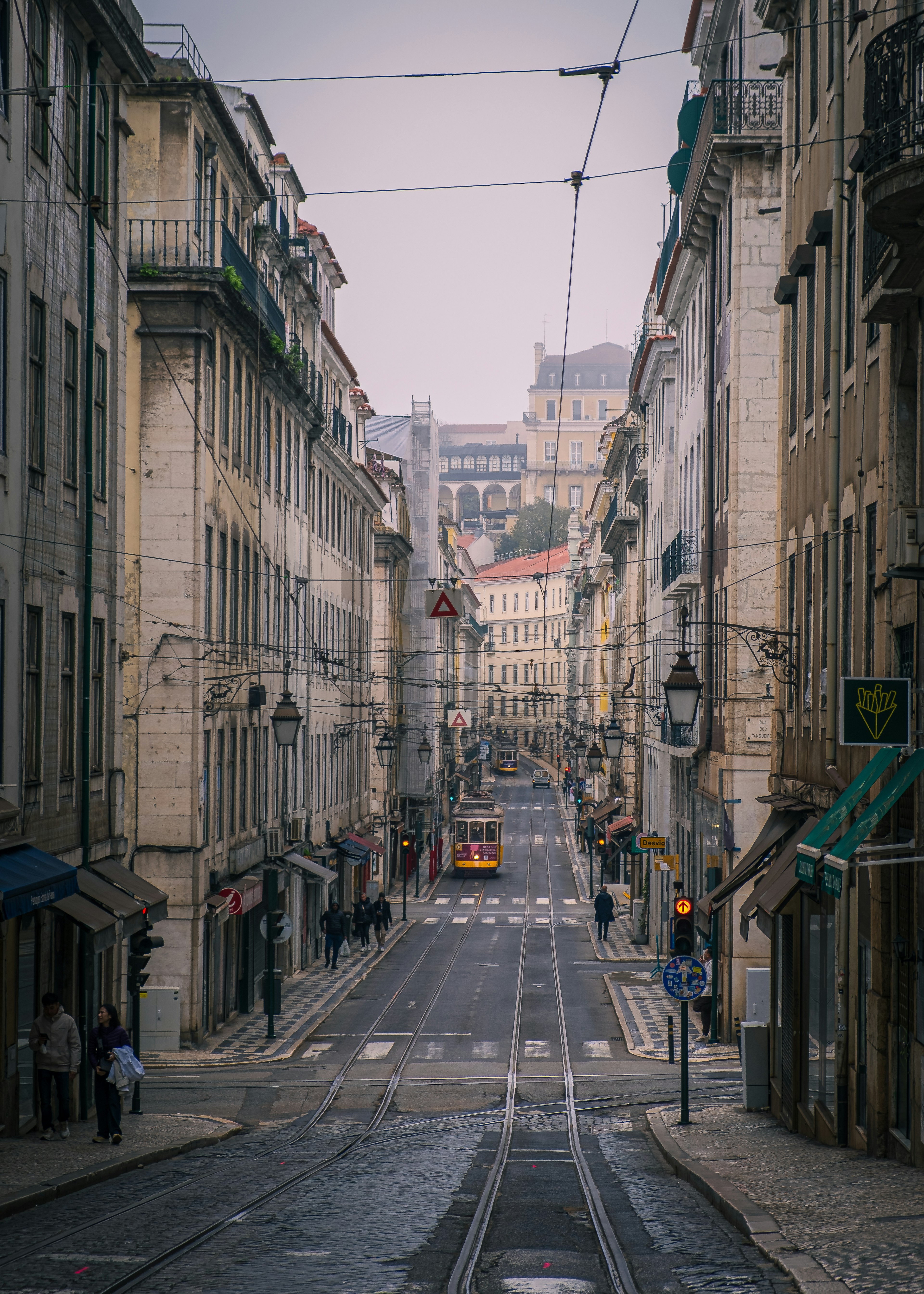 Vue tranquille d'une rue de Lisbonne avec des rails de tramway visibles