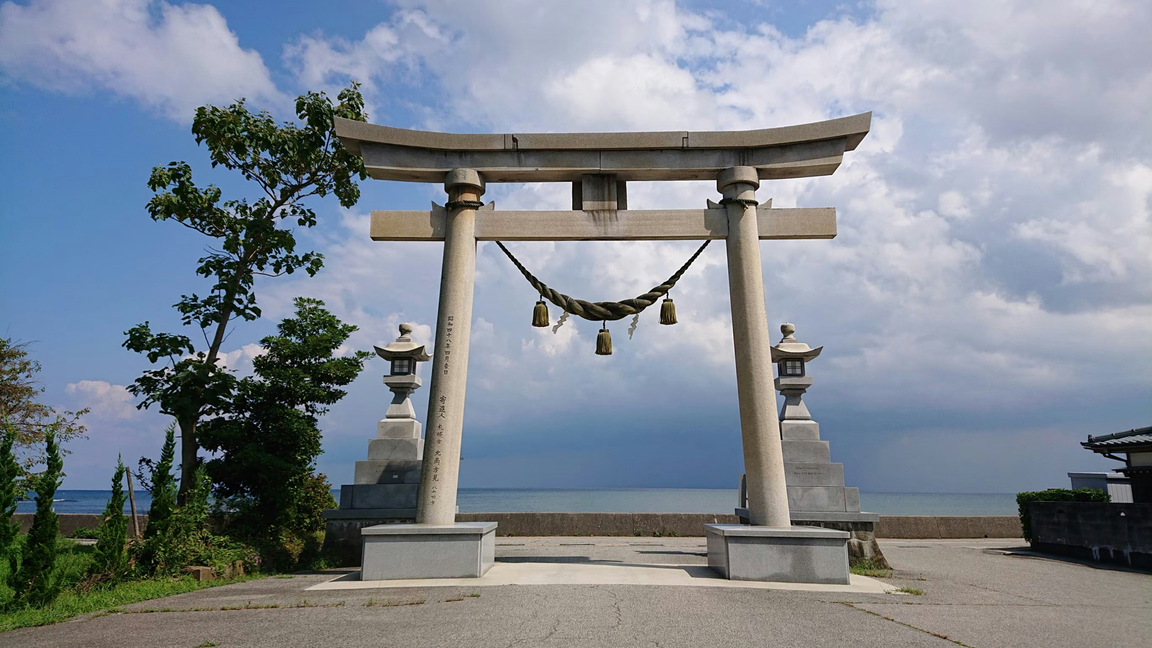 Torii cerca del mar con el paisaje circundante