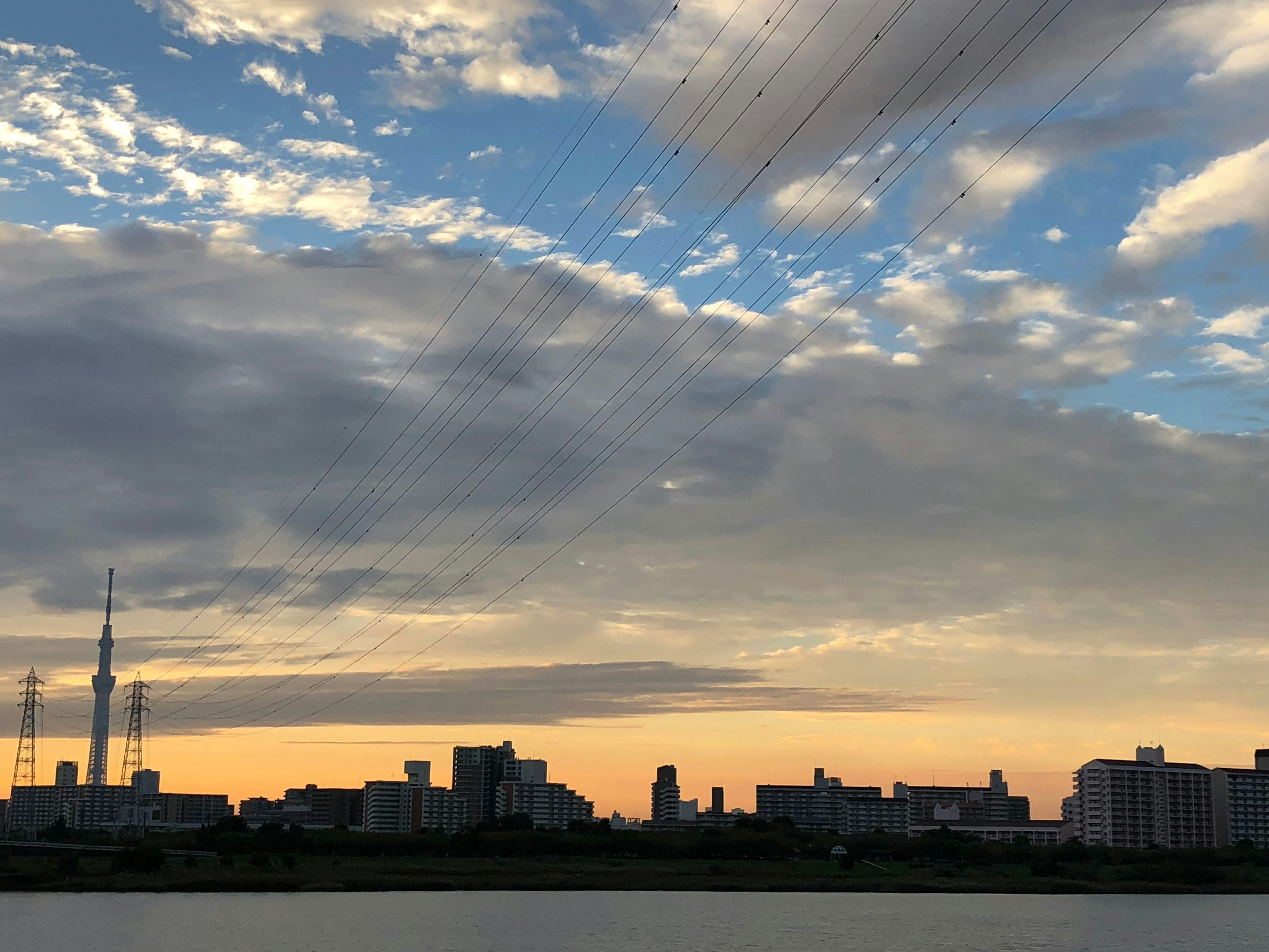 東京スカイツリーと夕焼けの美しい風景