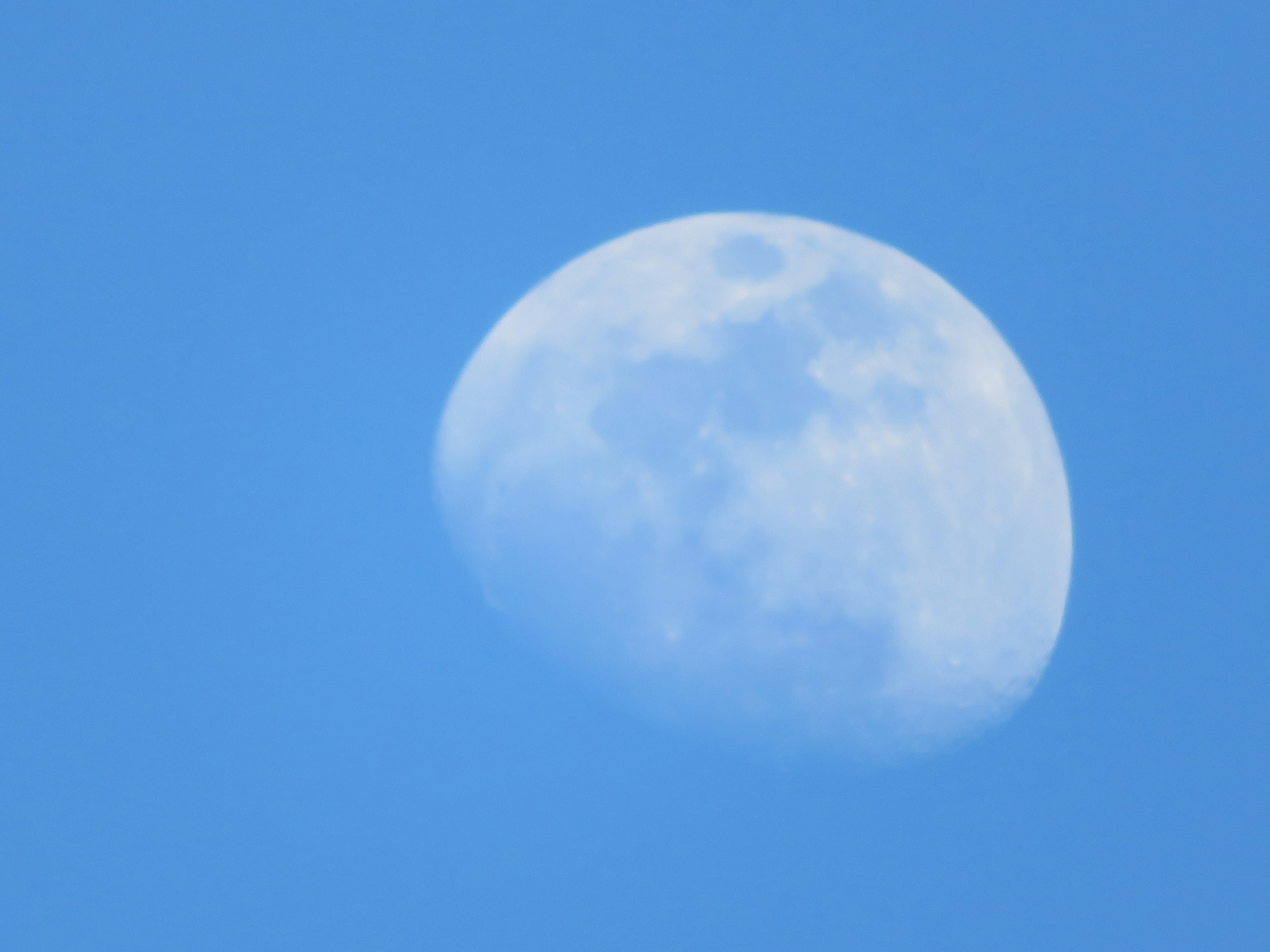 Media luna brillante en un cielo azul claro