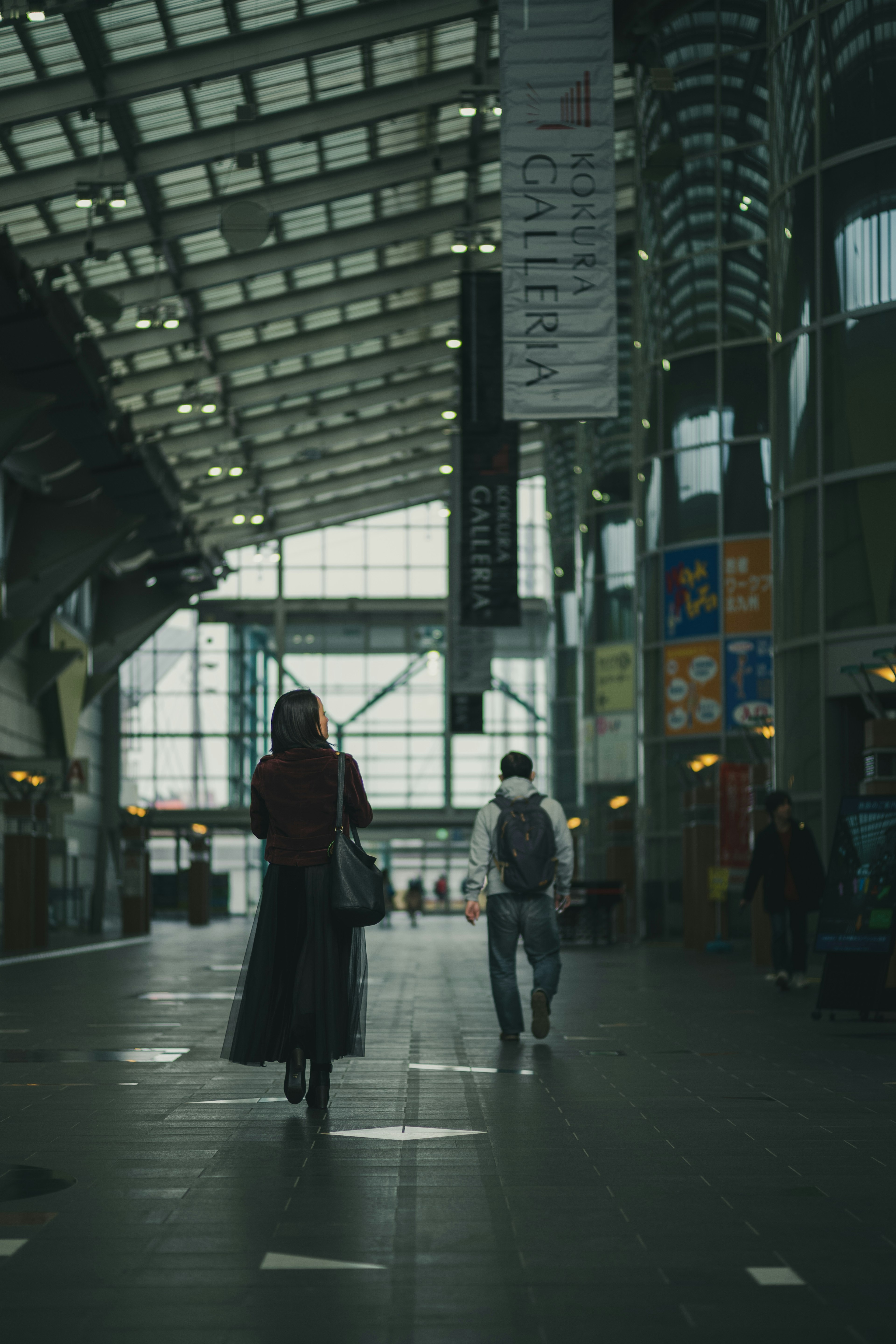 สองคนที่เดินอยู่ในสถานีรถไฟทันสมัย